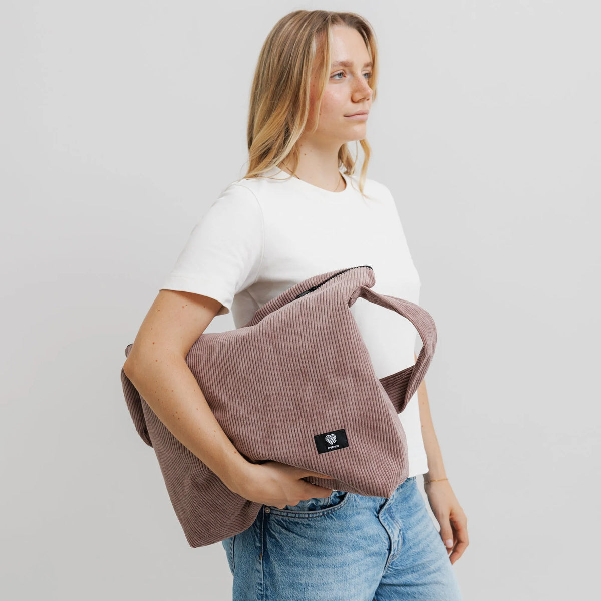 Schultertasche Groß Cord Taupe Tragebild3 (10) #farbe_Taupe