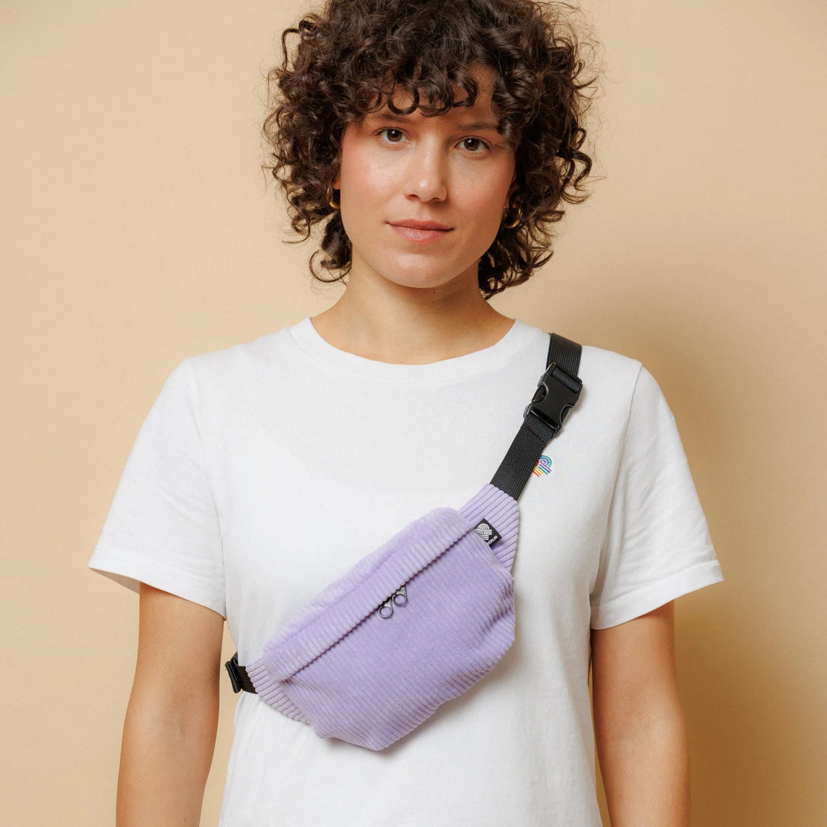 Bauchtasche Klein Eckig Cord Flieder Mood3 (5) #farbe_Flieder
