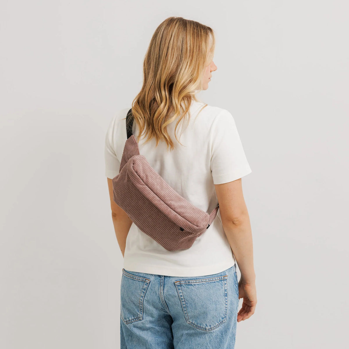 Bauchtasche Groß Eckig Cord Taupe Tragebild2 (6) #farbe_Taupe