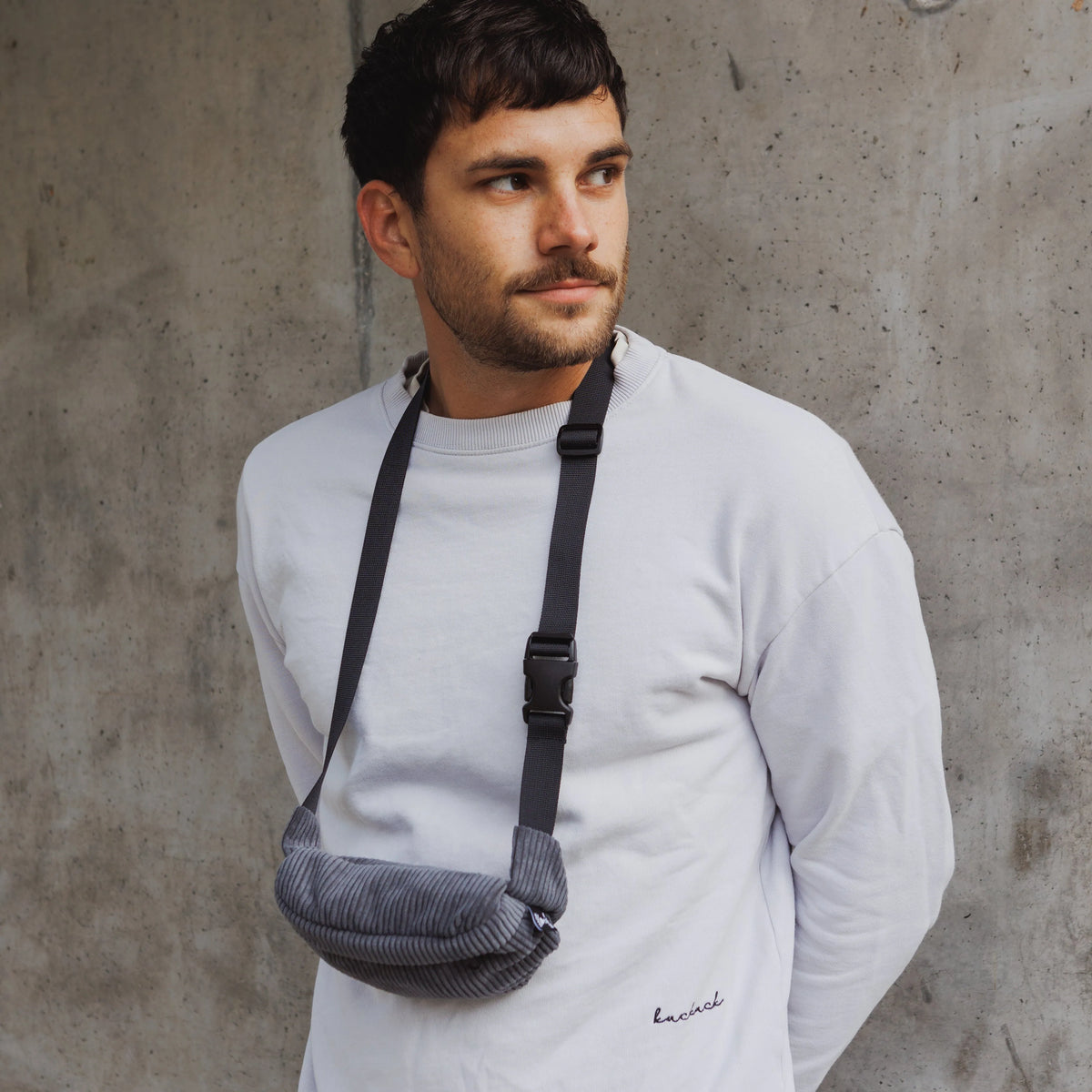 Bauchtasche Klein Eckig Cord Grau Model1 (5) #farbe_Grau