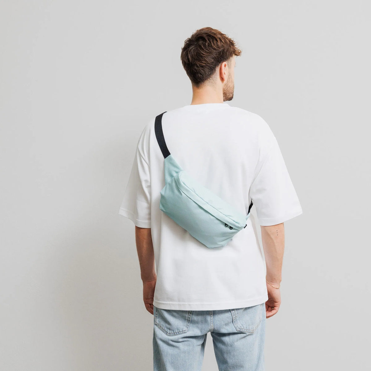 Bauchtasche Groß Eckig Meeresplastik Mint – Modelaufnahme Rückseite #farbe_mint