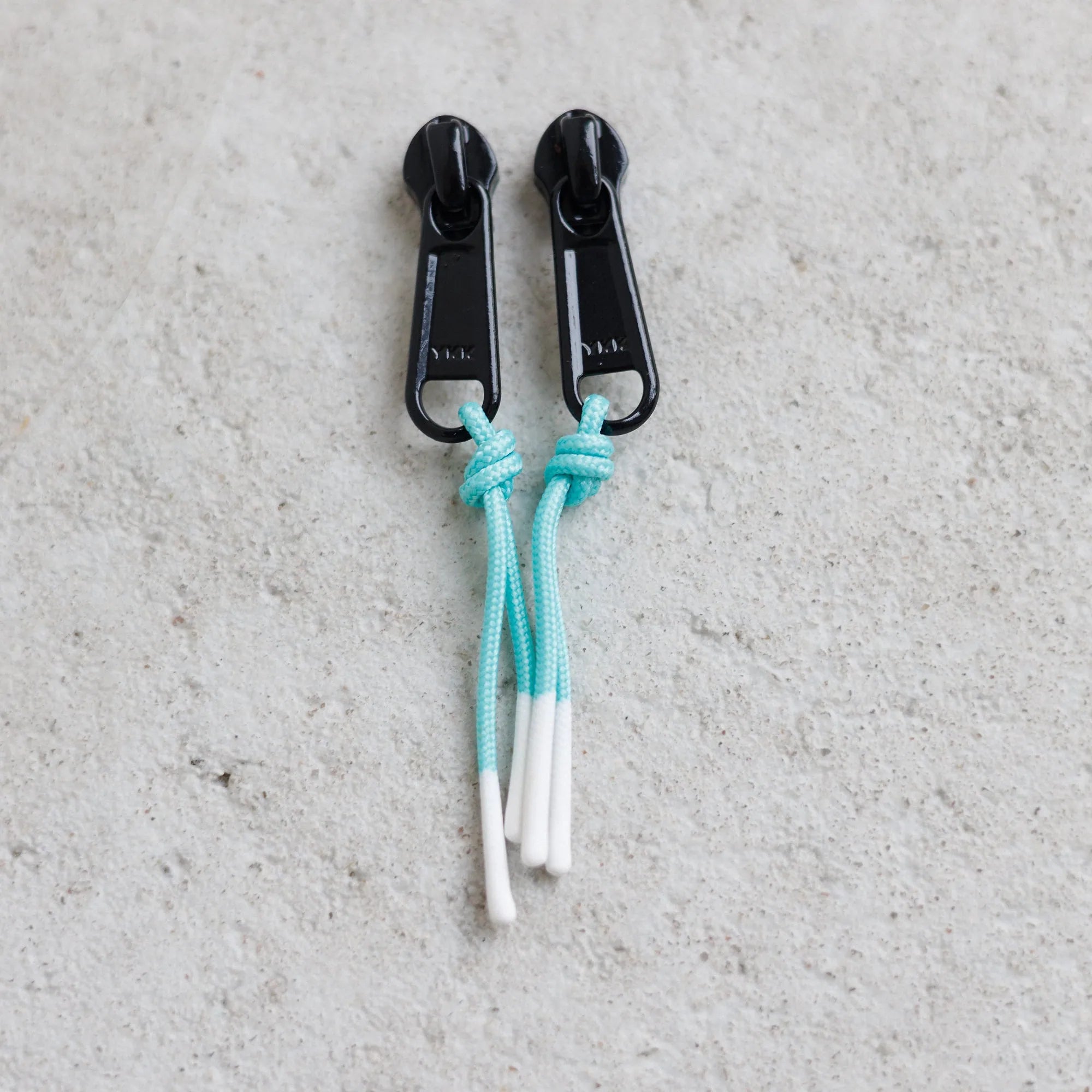 Zipper Puller in Türkis/Weiß (2 Stück) Detail (0) #farbe_türkis/weiß