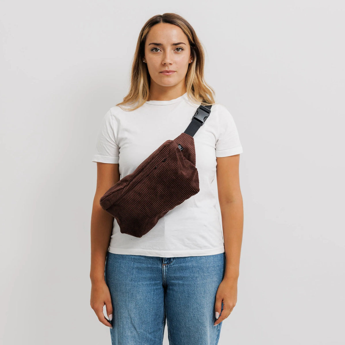 Bauchtasche Groß Eckig Cord Dunkelbraun Model1 (2) #farbe_Dunkelbraun