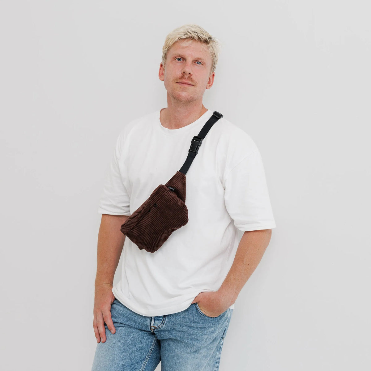 Bauchtasche Medium Eckig Cord Dunkelbraun Model3 (4) #farbe_Dunkelbraun