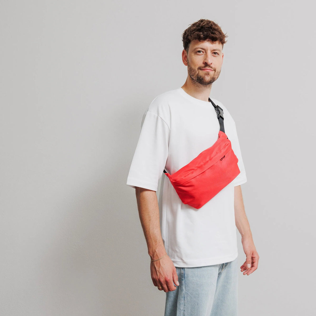 Bauchtasche Groß Eckig Meeresplastik Rot – Modelaufnahme getragen #farbe_rot