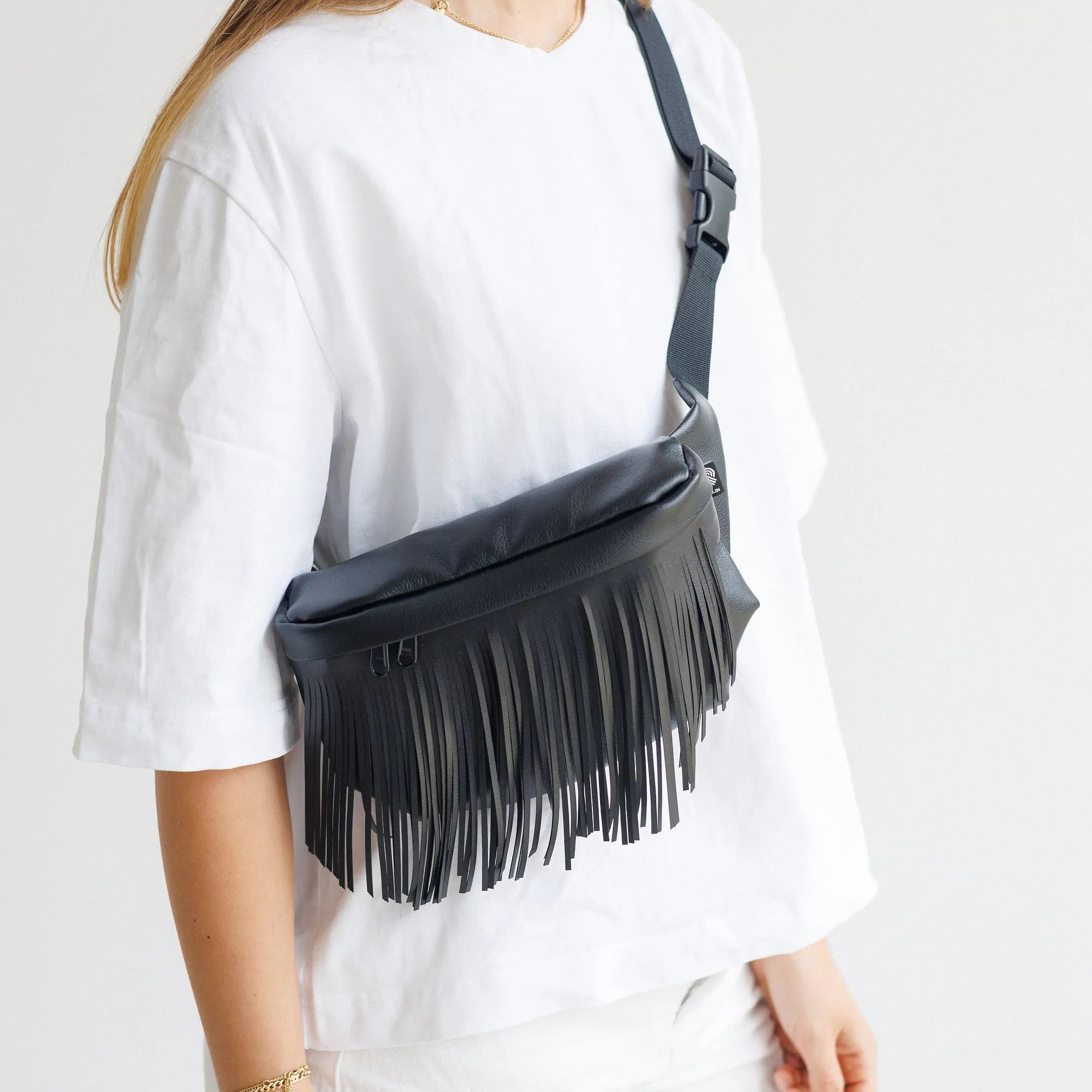 Bauchtasche Medium Eckig Kunstleder Fransen Schwarz