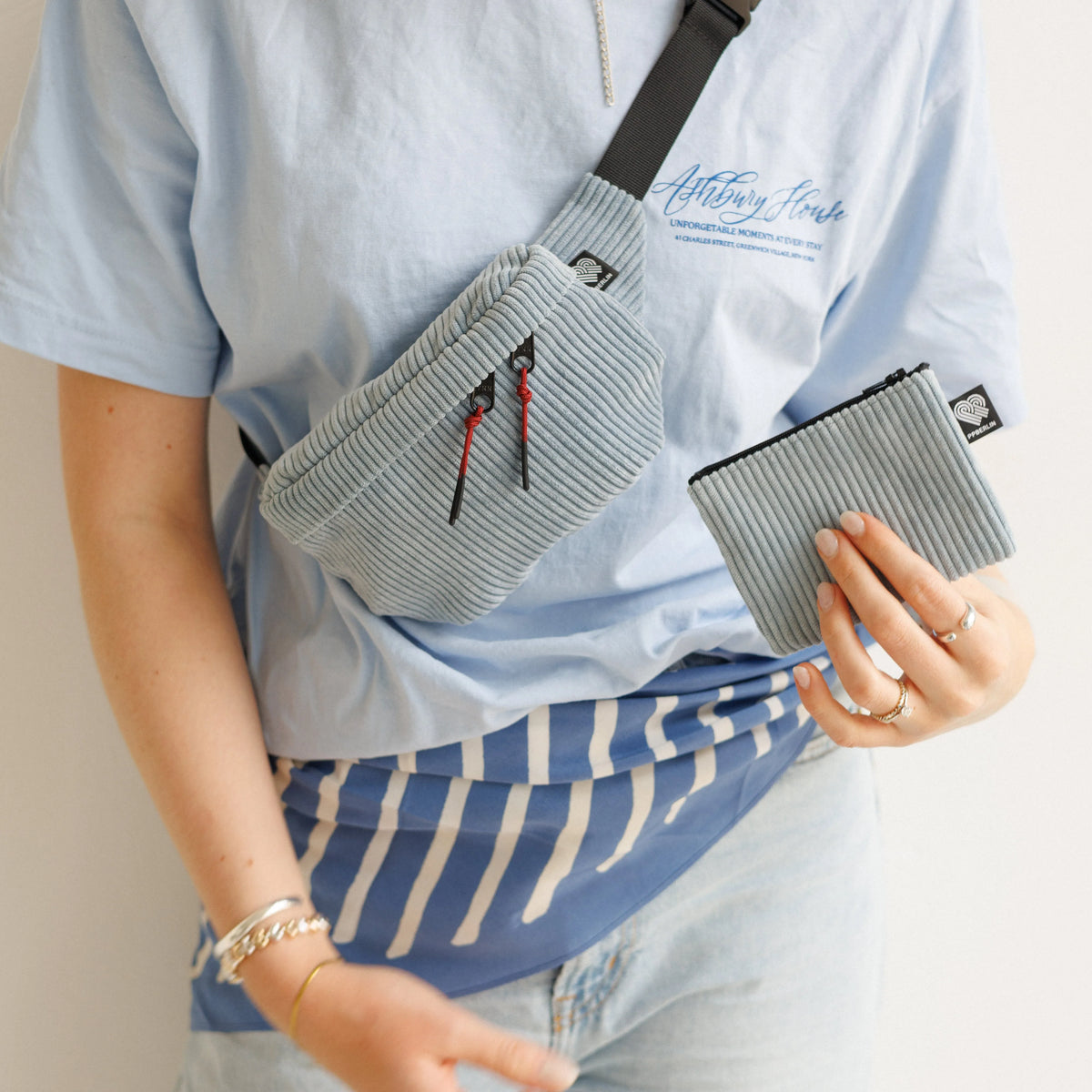 Bauchtasche Klein Eckig Cord Hellblau Mood1 (7) #farbe_Hellblau