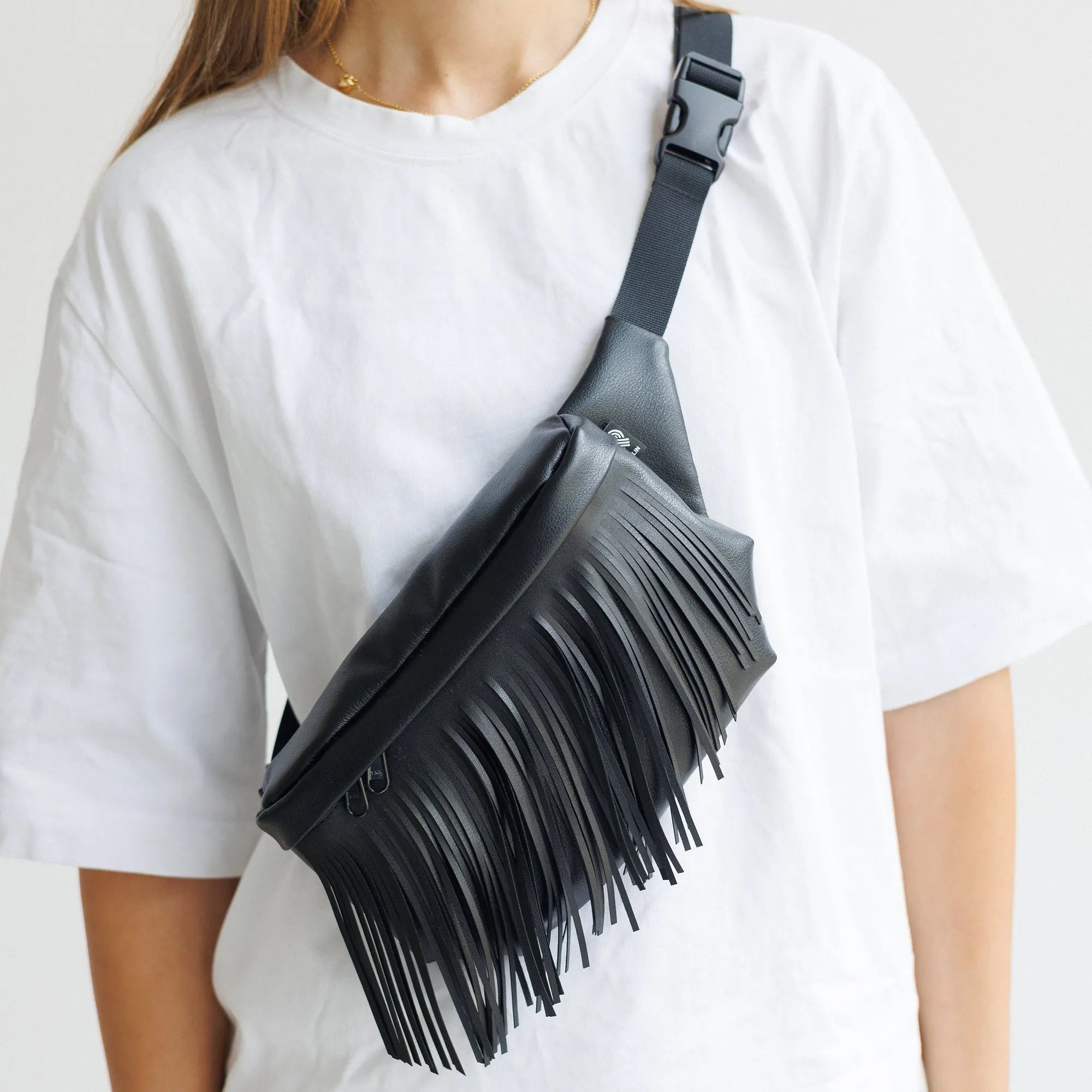 Bauchtasche Medium Eckig Kunstleder Fransen Schwarz