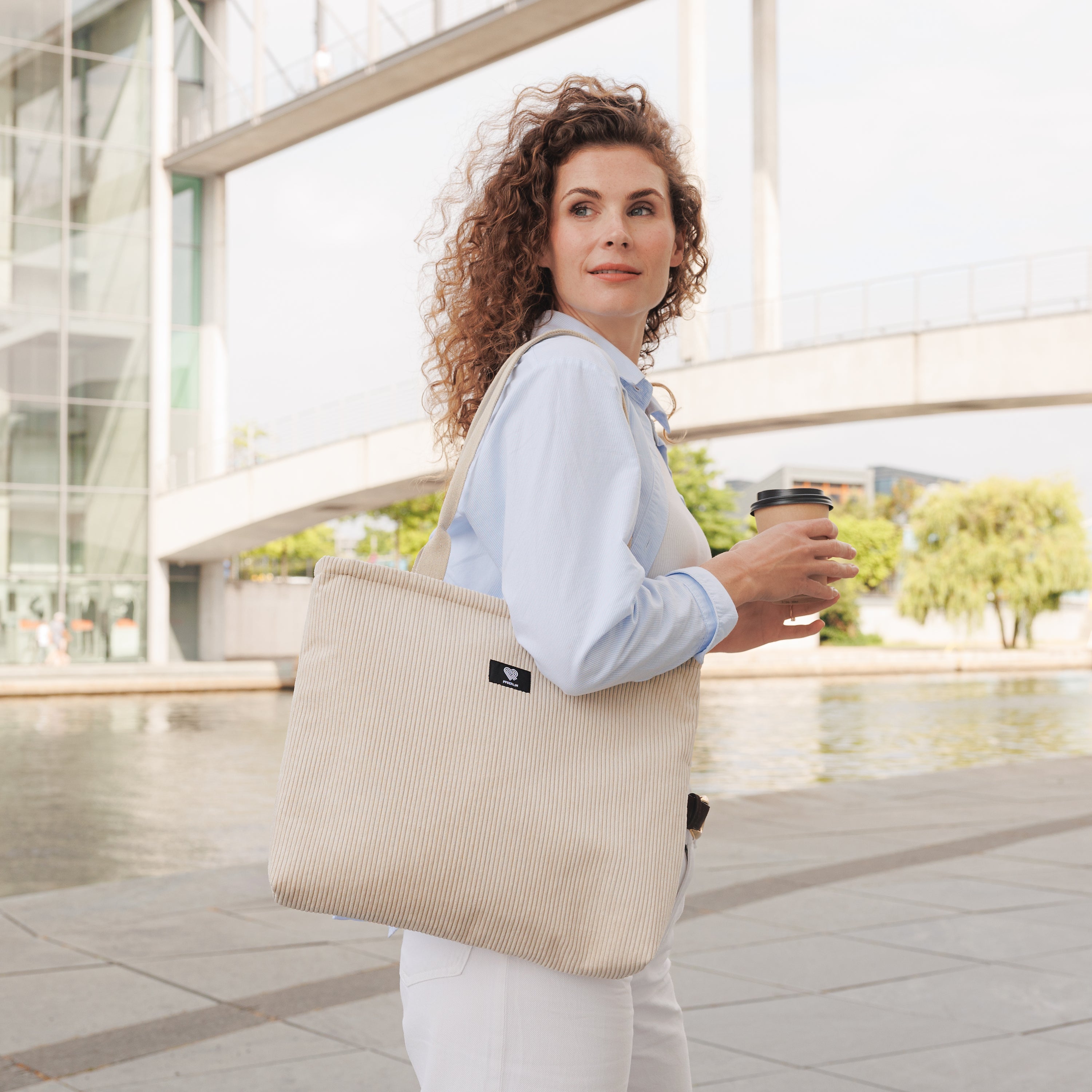 Shopperbag Cord Beige Tragebild3 #farbe_Beige