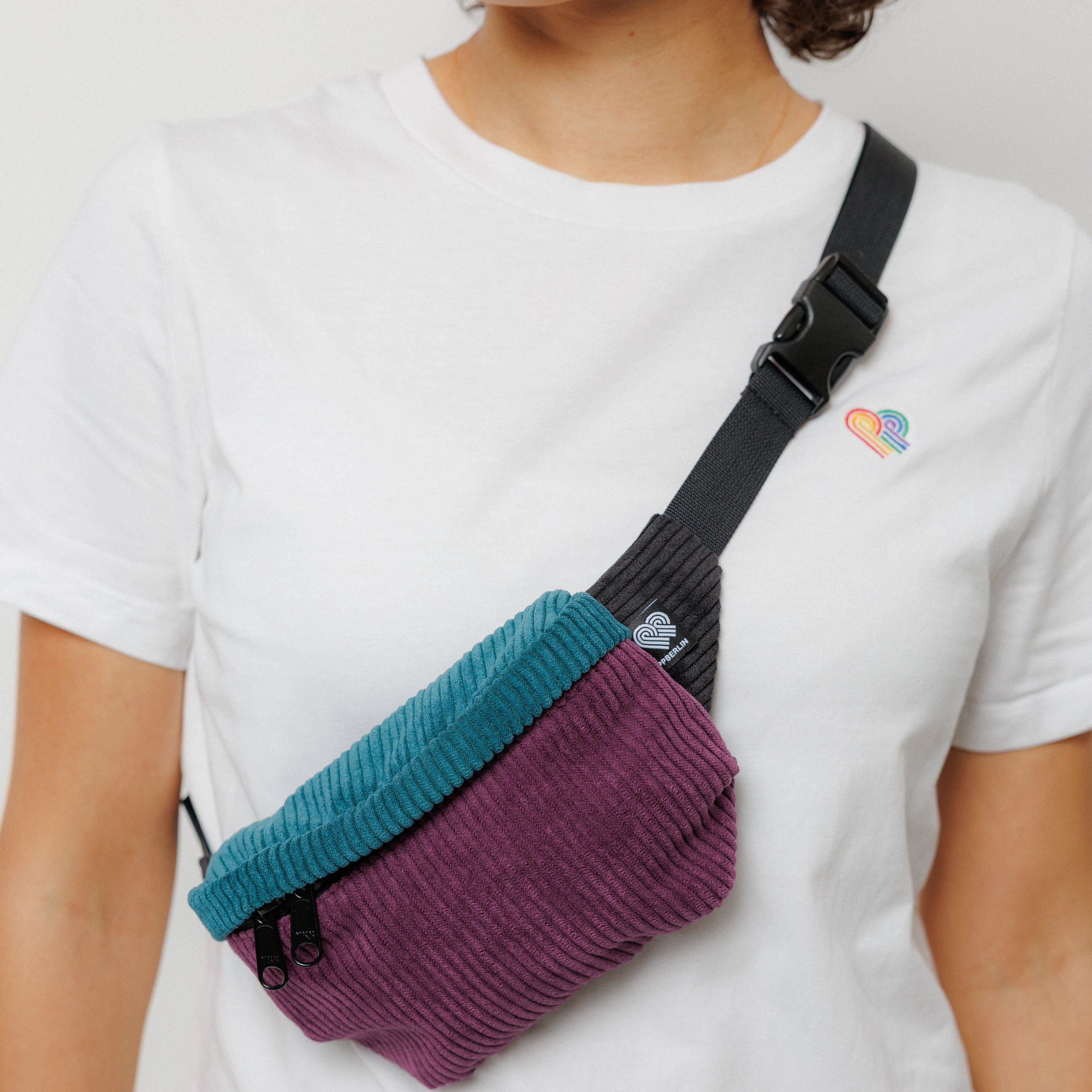 Bauchtasche Klein Eckig Cord Farbtrio Aubergine / Petrol / Schwarz Detail1 (3) #farbe_Aubergine / Petrol / Schwarz