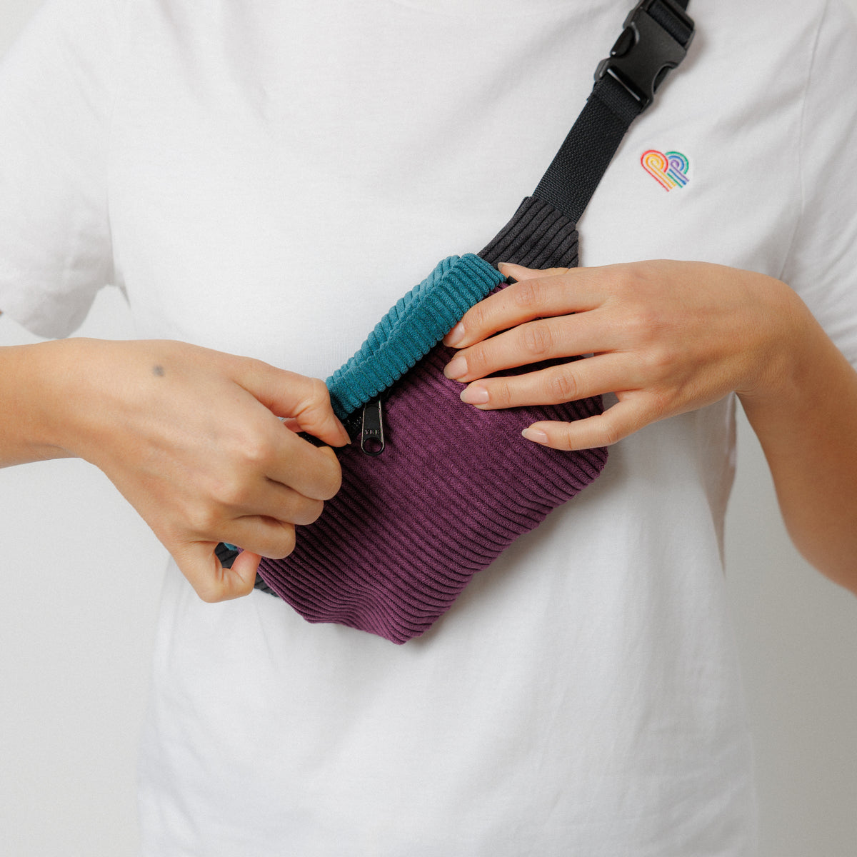 Bauchtasche Klein Eckig Cord Farbtrio Aubergine / Petrol / Schwarz Detail3 (6) #farbe_Aubergine / Petrol / Schwarz