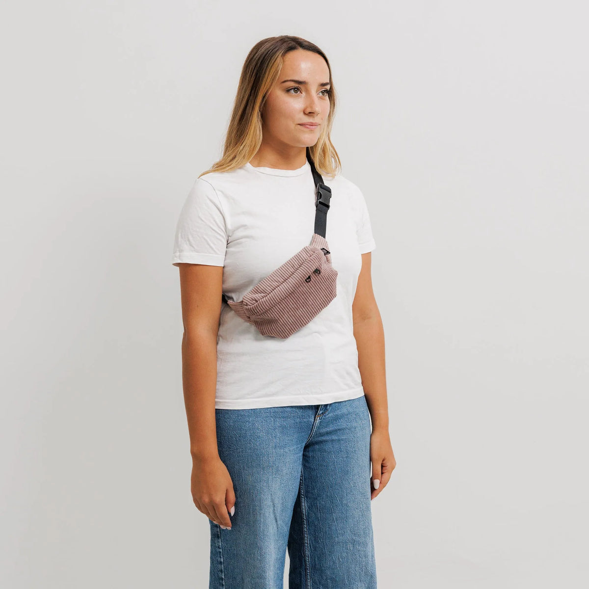 Bauchtasche Klein Eckig Cord Taupe Model3 (4) #farbe_Taupe