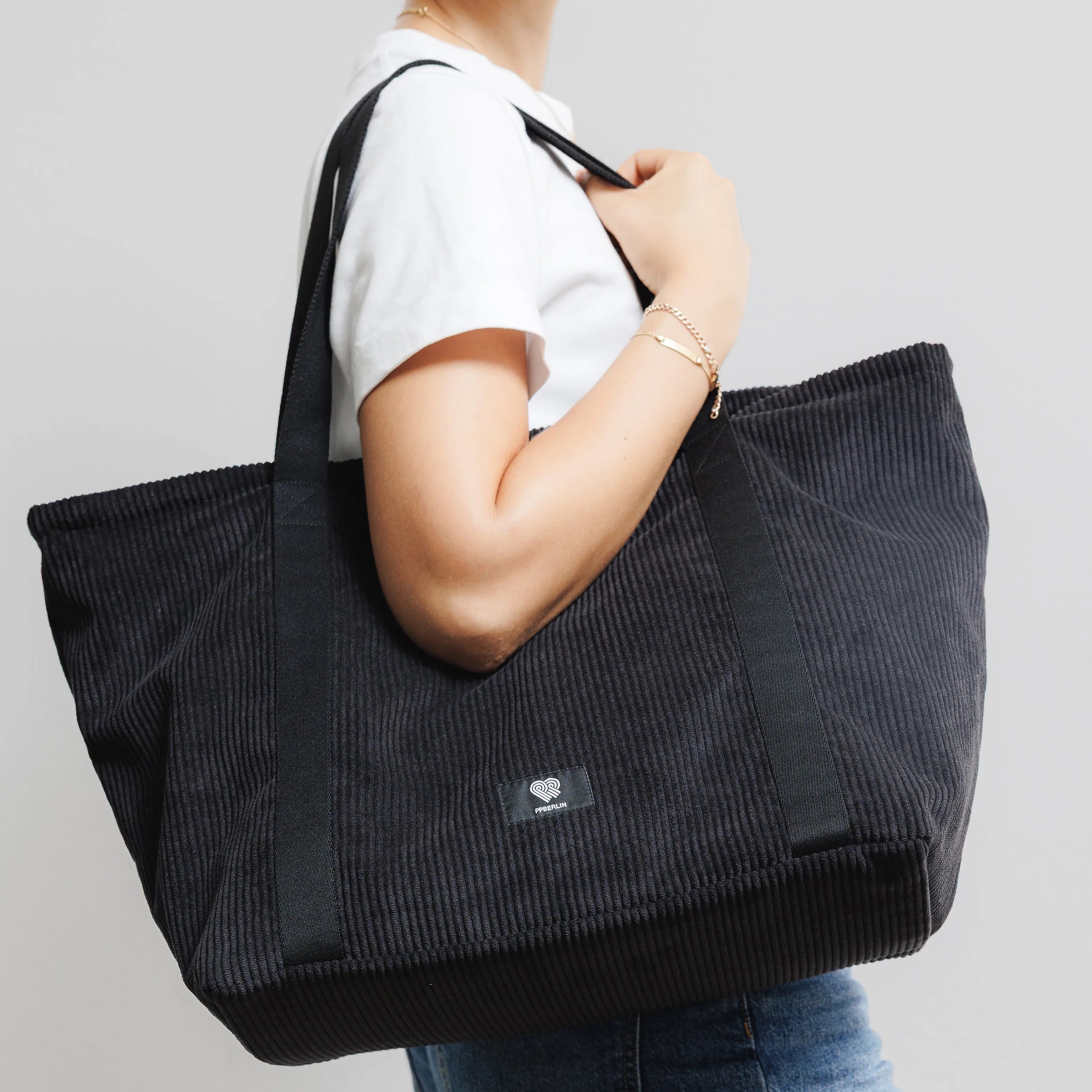Weekender Medium Cord Schwarz Model2 (5) #farbe_Schwarz