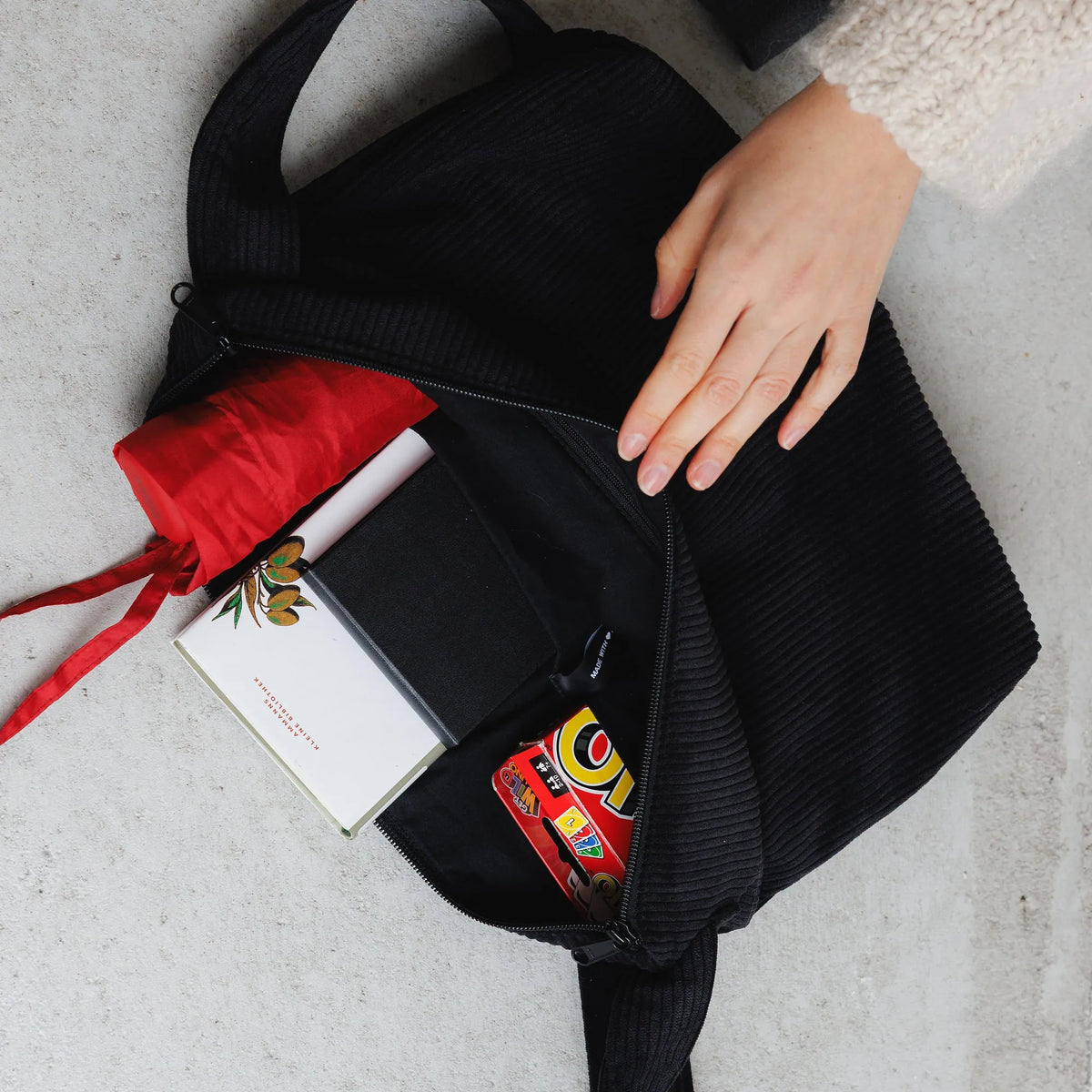 Schultertasche Medium Cord Schwarz Detail1 (6) #farbe_Schwarz
