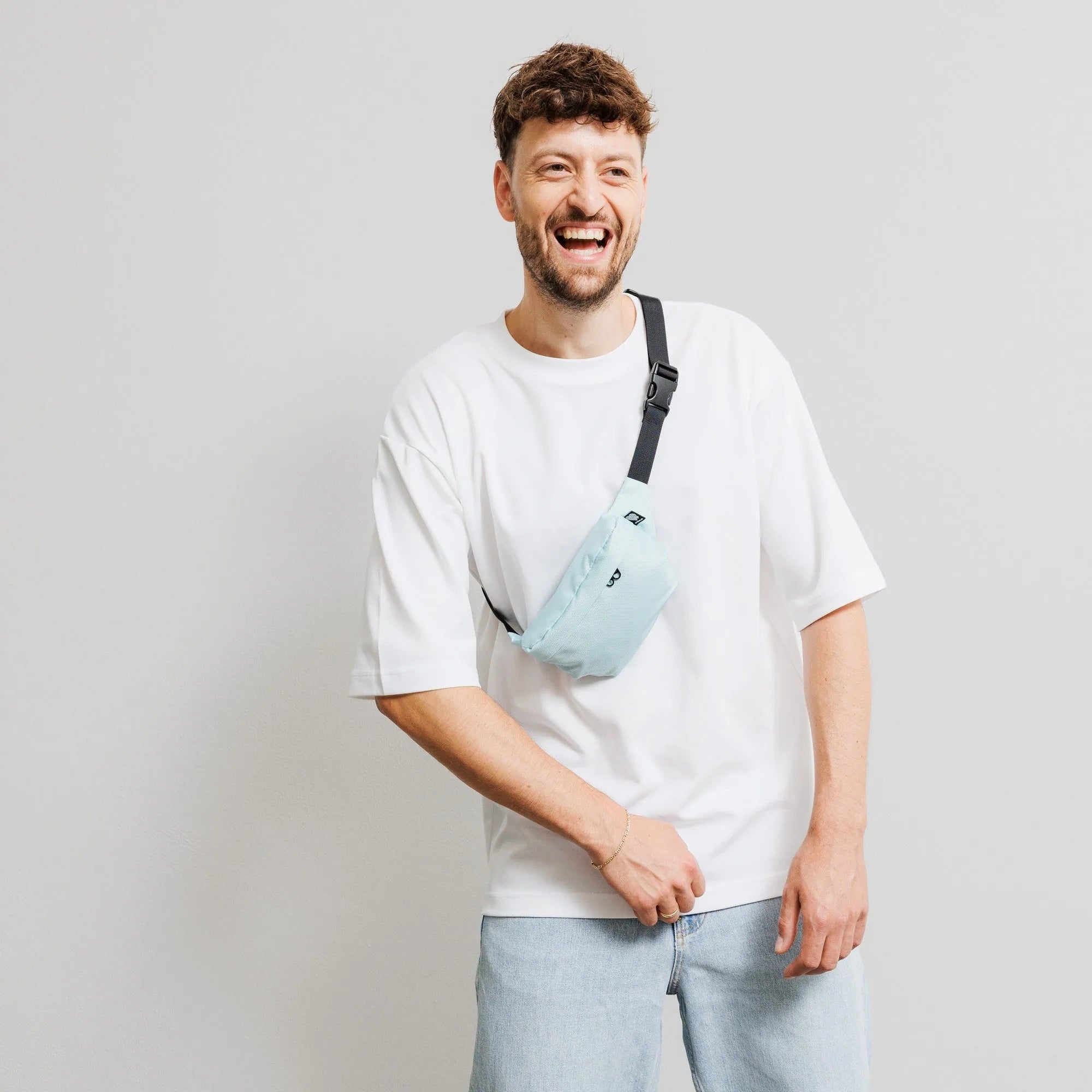Bauchtasche Klein Eckig Meeresplastik Mint – Modelaufnahme Vorderseite #farbe_mint