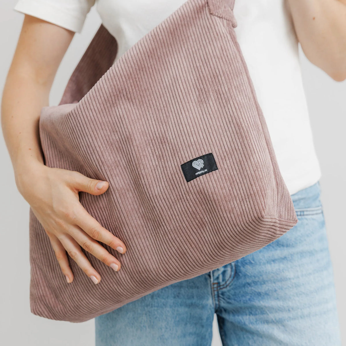 Schultertasche Groß Cord Taupe Tragebild2 (8) #farbe_Taupe