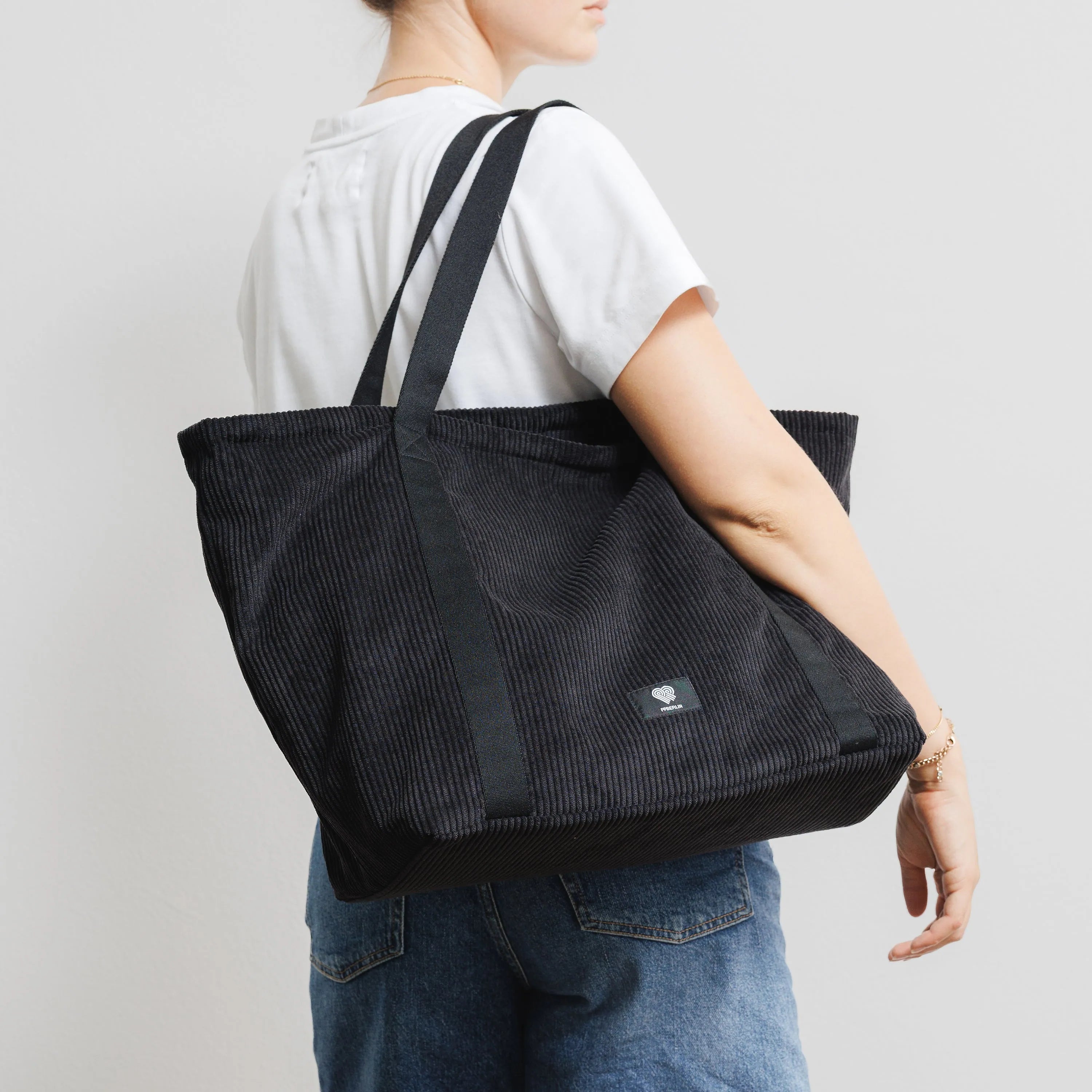 Weekender Medium Cord Schwarz Model1 (4) #farbe_Schwarz
