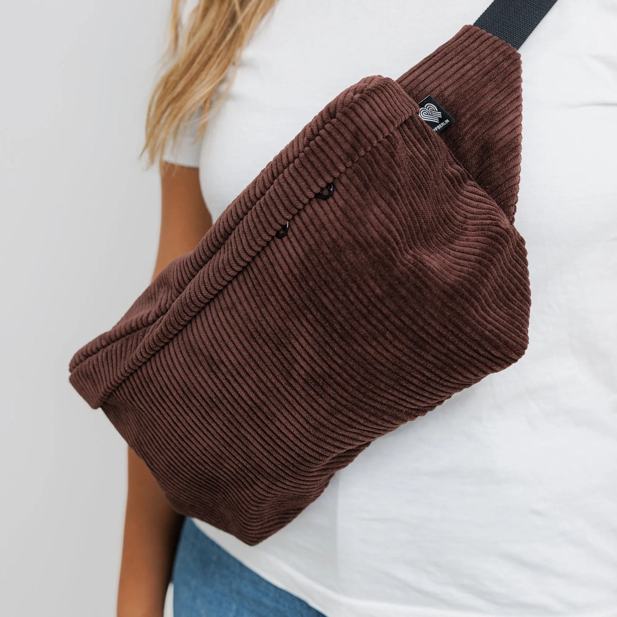 Bauchtasche Groß Eckig Cord Dunkelbraun Detail1 (6) #farbe_Dunkelbraun