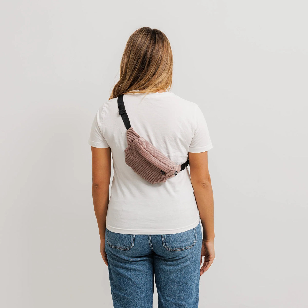 Bauchtasche Klein Eckig Cord Taupe Model2 (3) #farbe_Taupe