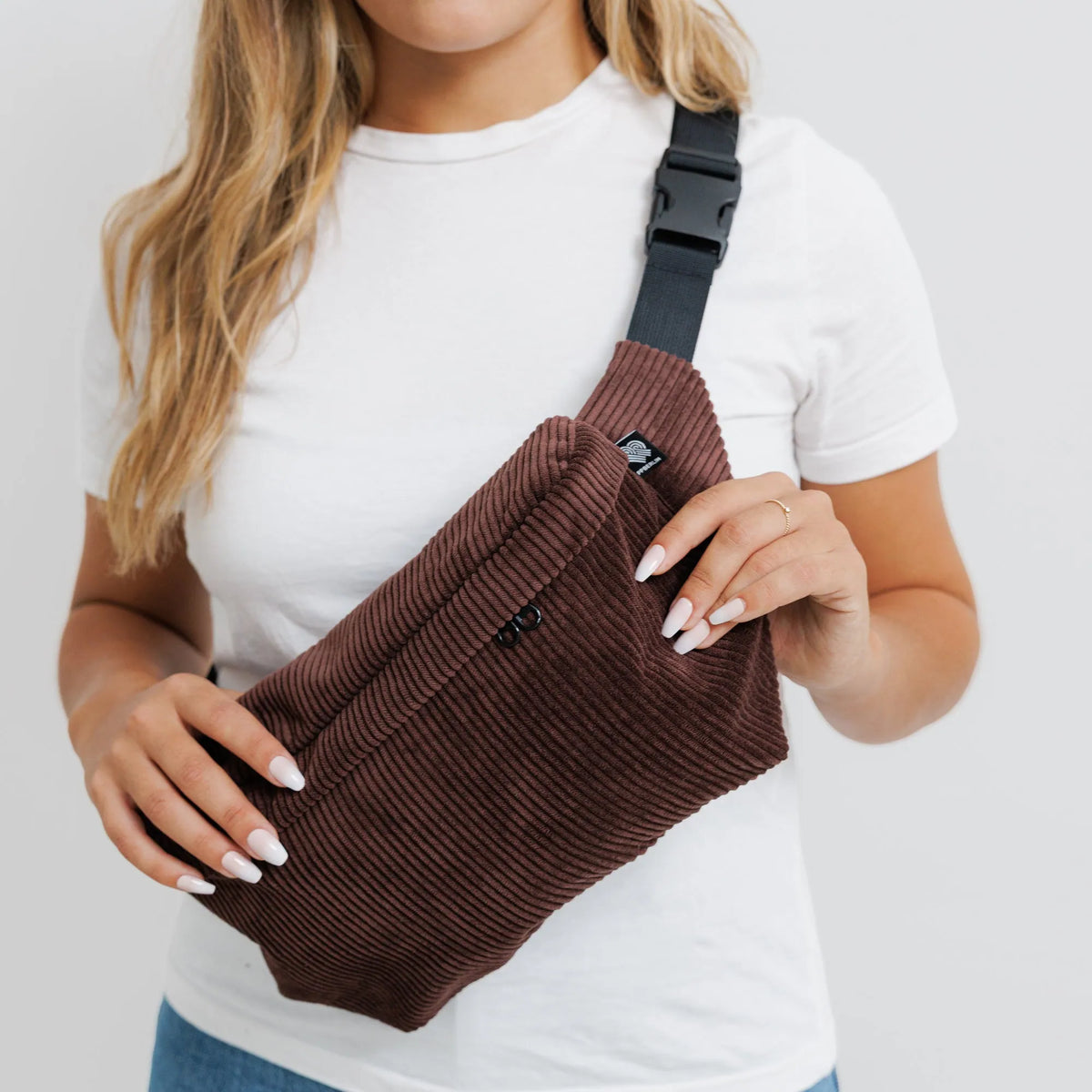 Bauchtasche Groß Eckig Cord Dunkelbraun Detail2 (7) #farbe_Dunkelbraun