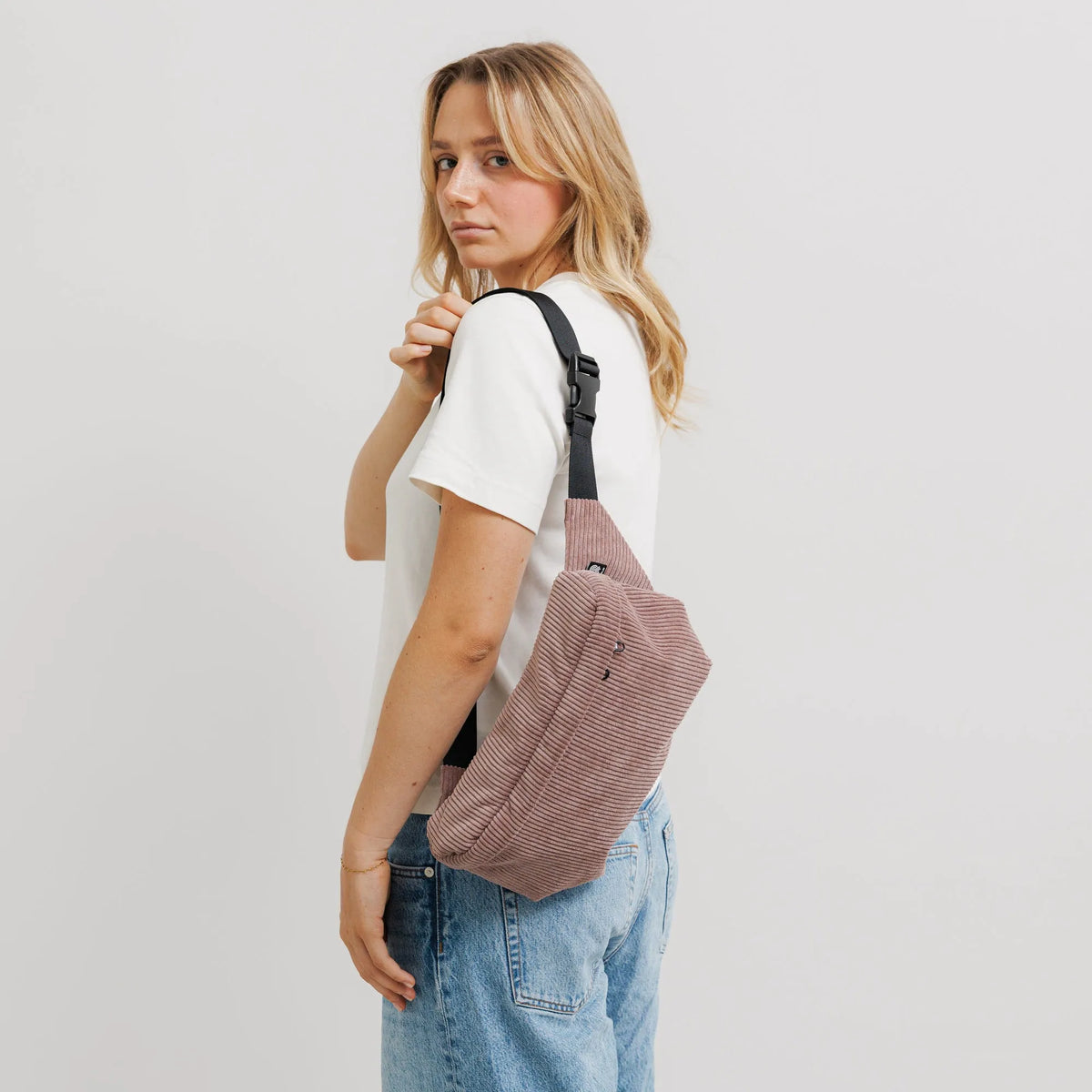 Bauchtasche Groß Eckig Cord Taupe Model3 (11) #farbe_Taupe