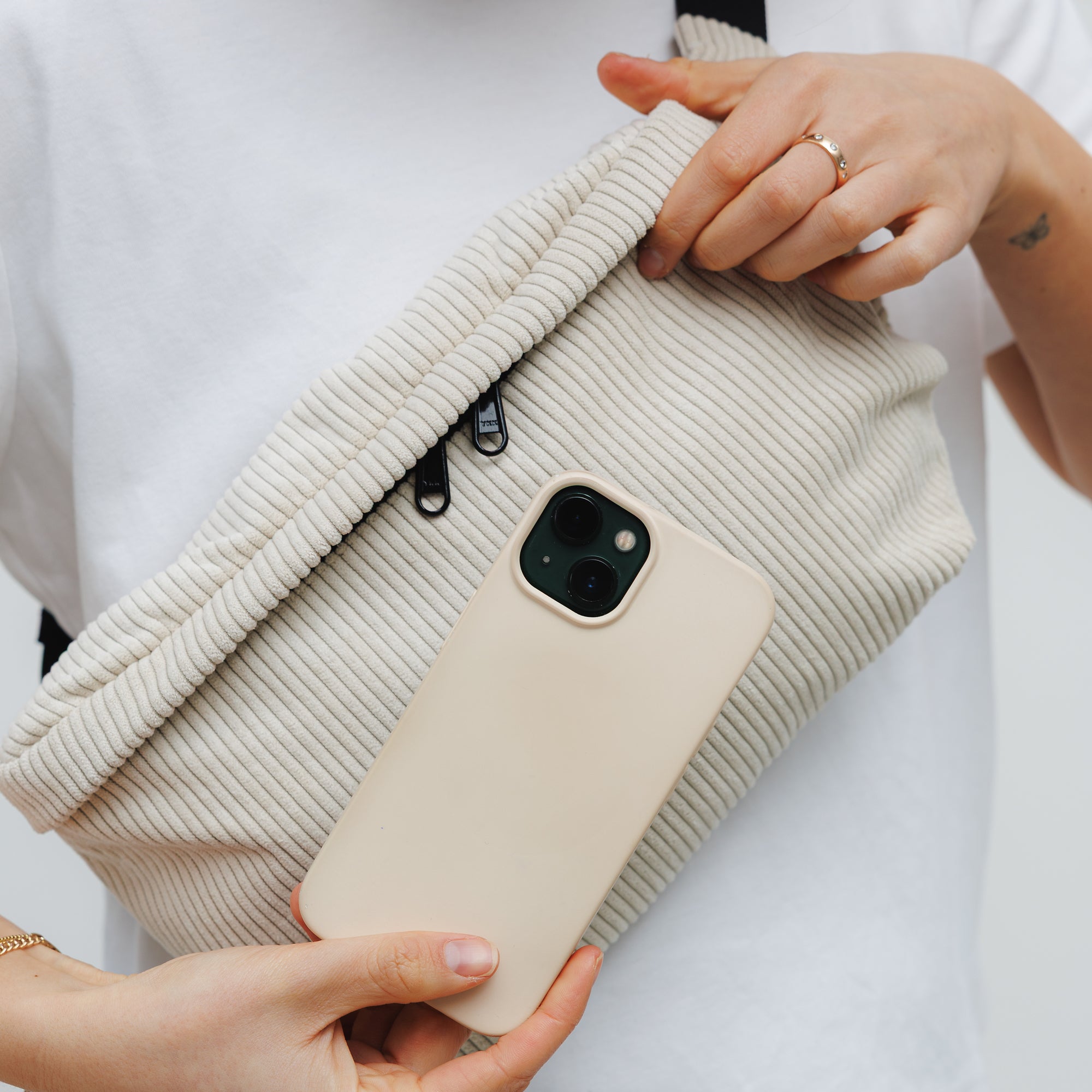 Bauchtasche groß, Cord Beige Tragebild2 (7) #farbe_Beige