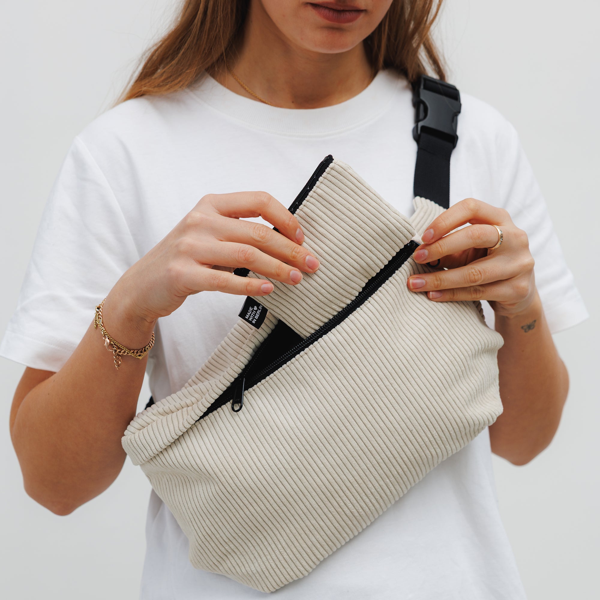 Bauchtasche groß, Cord Beige Tragebild1 (6) #farbe_Beige