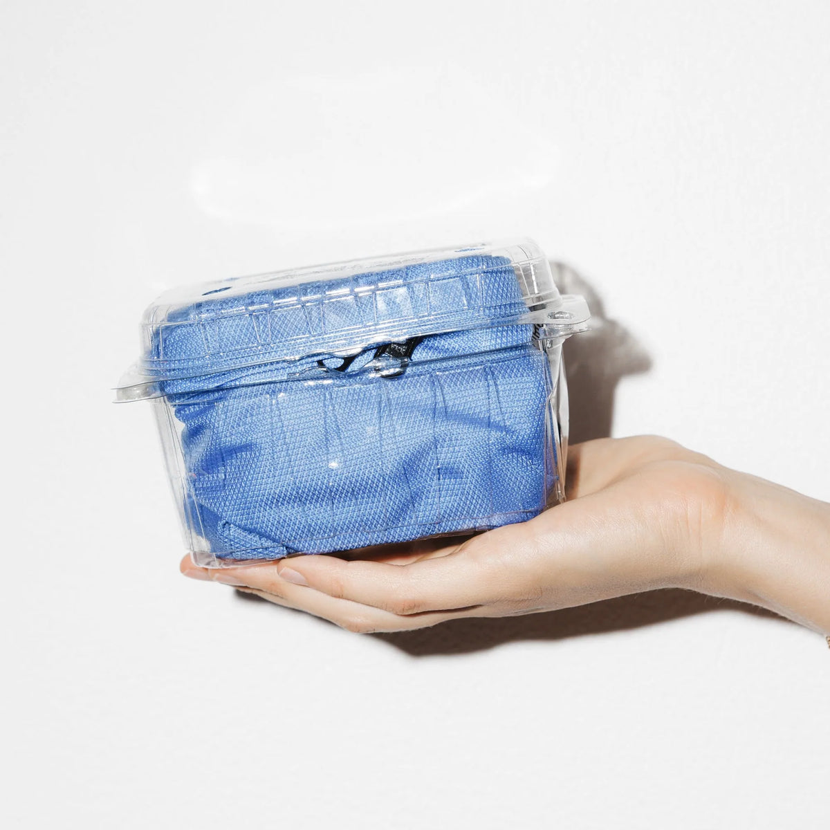 Bauchtasche Klein Eckig Meeresplastik Hellblau – Materialstory Produkt in Hand #farbe_hellblau