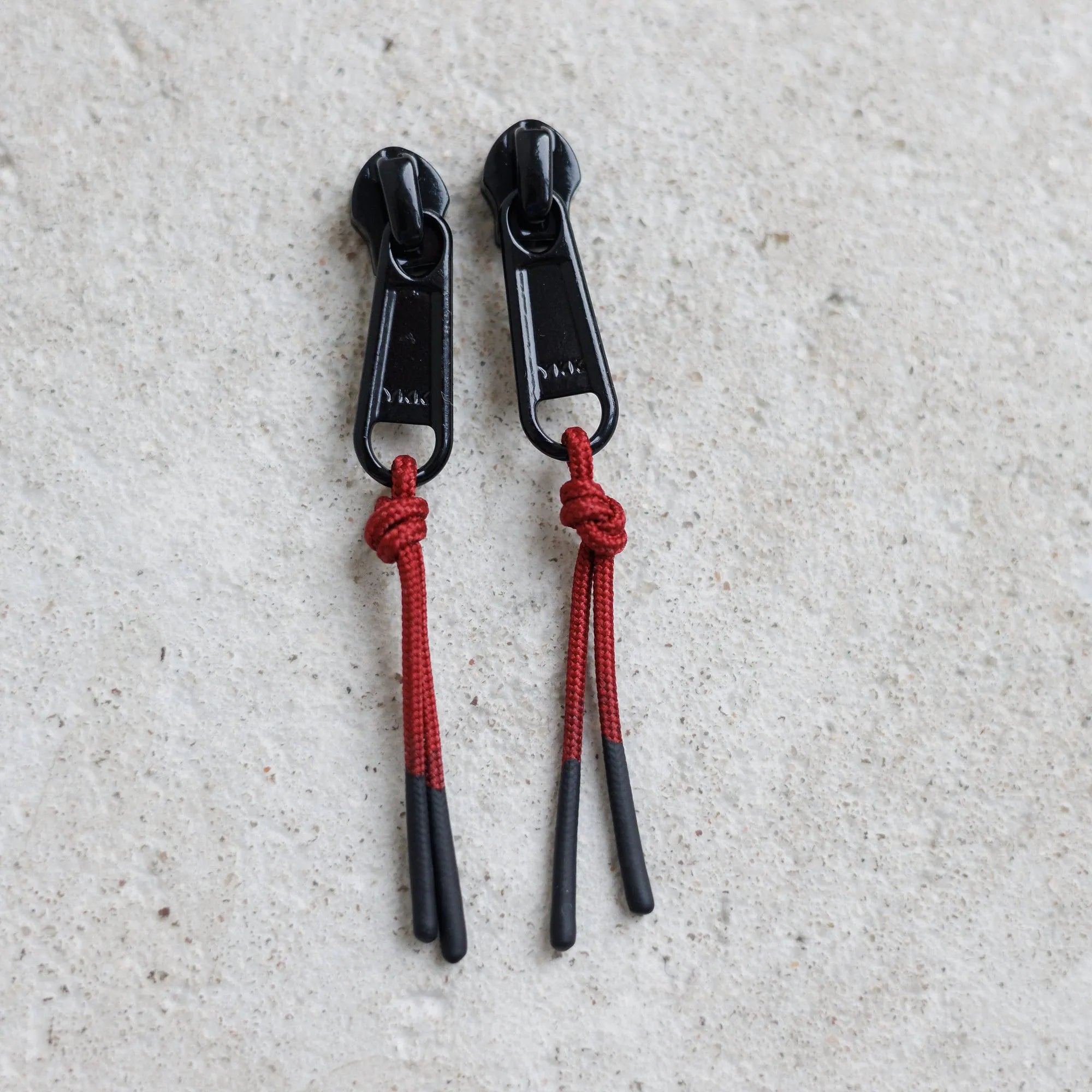 Zipper Puller in Weinrot/Schwarz (2 Stück) Detail (0) #farbe_Weinrot/Schwarz