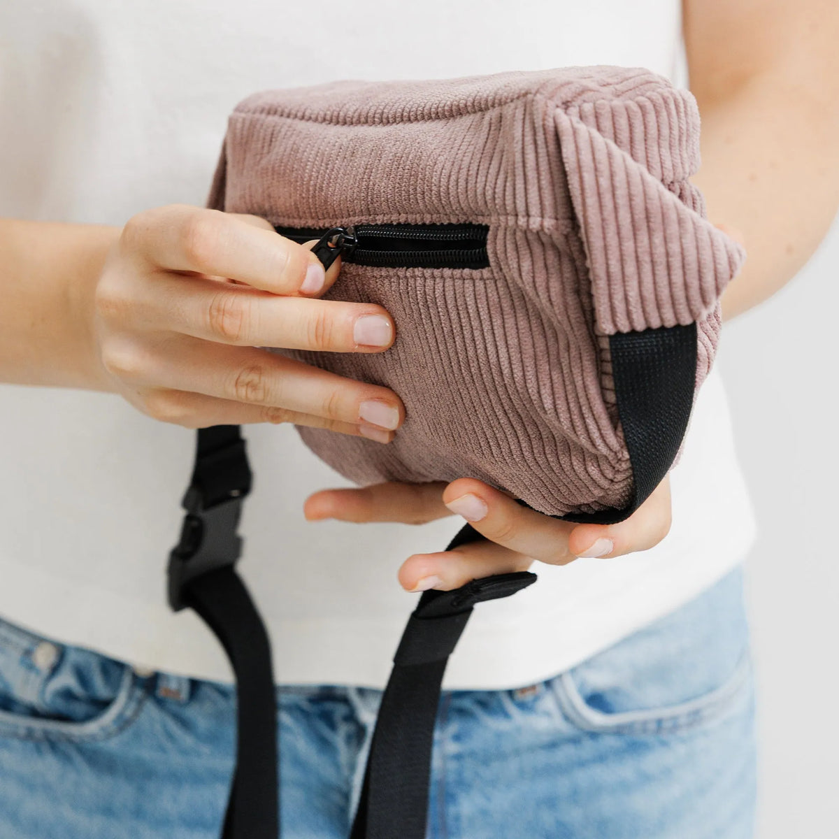 Bauchtasche Medium Eckig Cord Taupe Detail4 (7) #farbe_Taupe