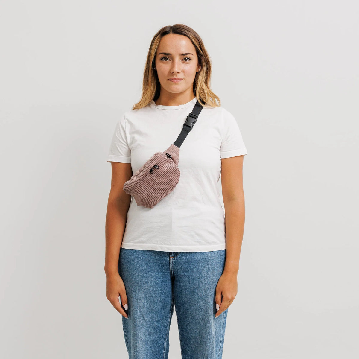 Bauchtasche Klein Eckig Cord Taupe Model1 (2) #farbe_Taupe