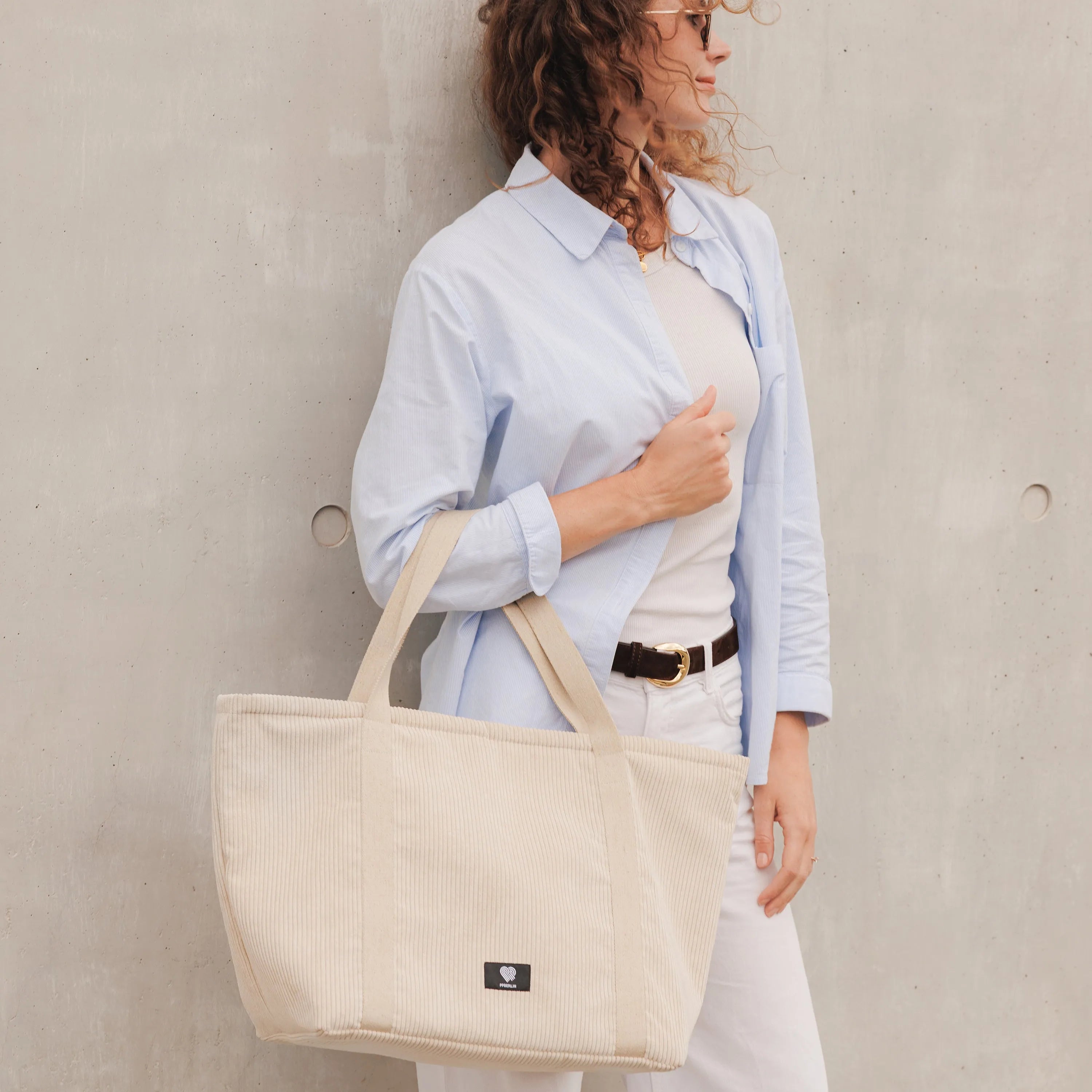 Weekender Medium Cord Beige Tragebild1 (5) #farbe_Beige