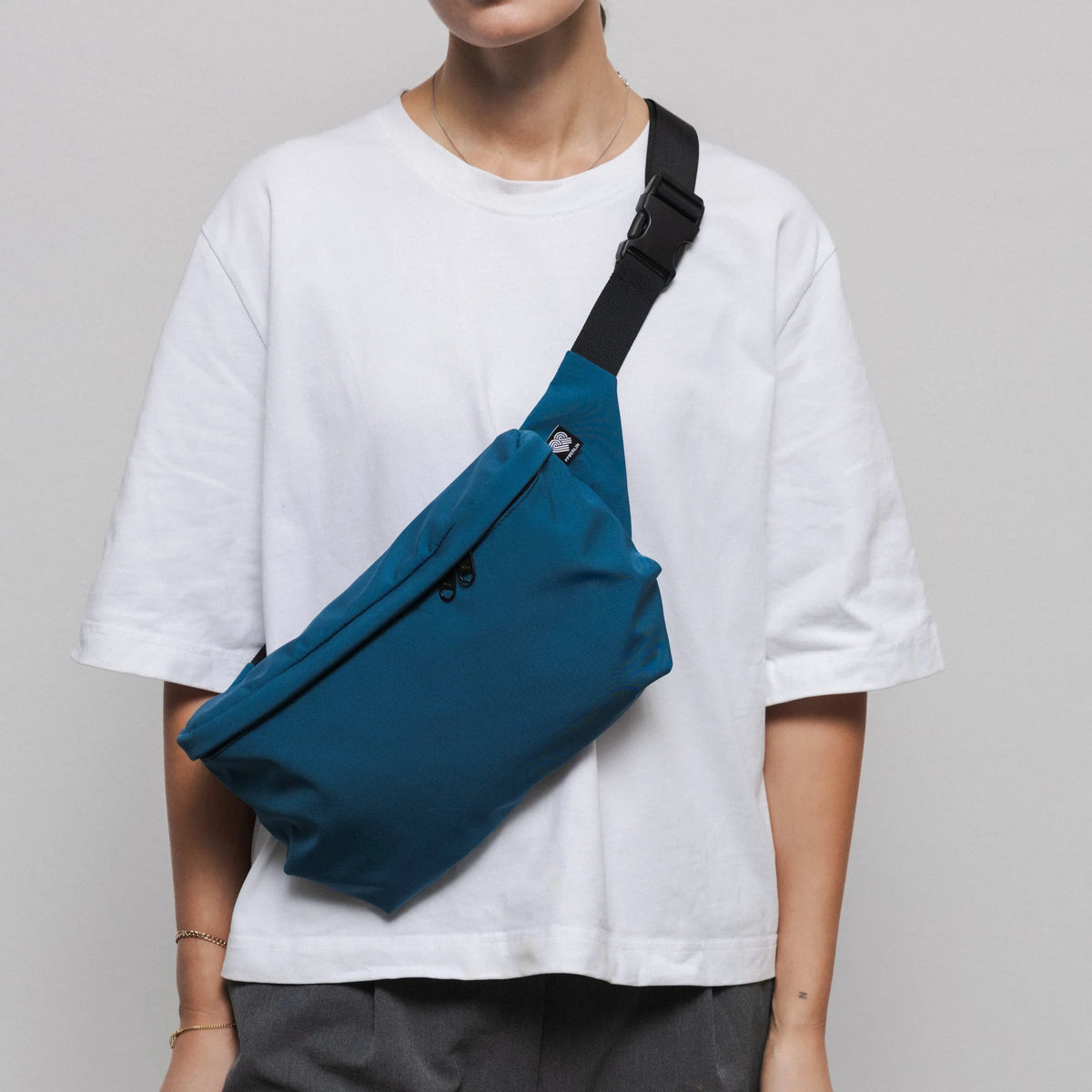 Bauchtasche groß, Softshell Petrol Tragebild1 (3) #farbe_petrol