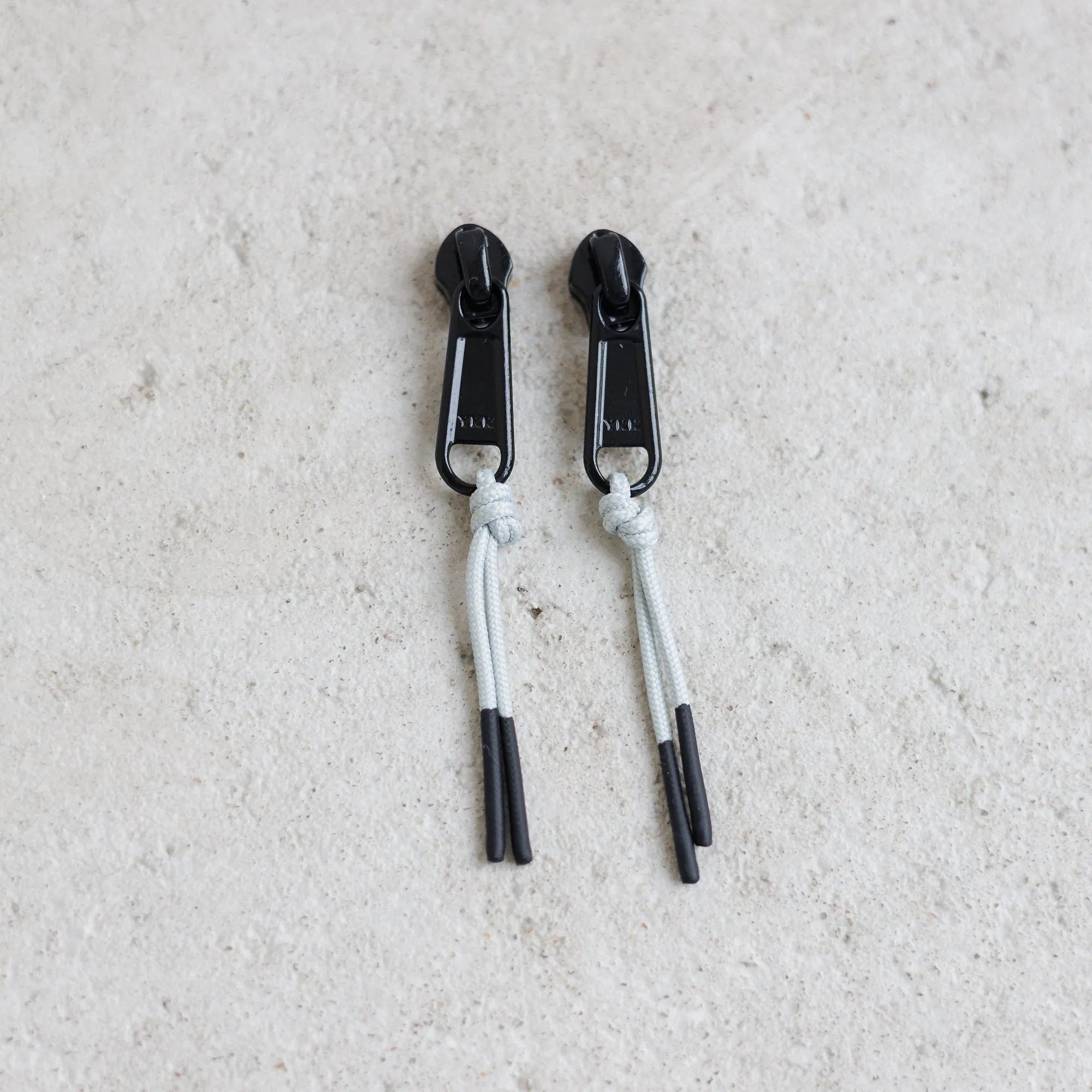 Zipper Puller in Grau/Schwarz (2 Stück) Detail (0) #farbe_Grau/Schwarz