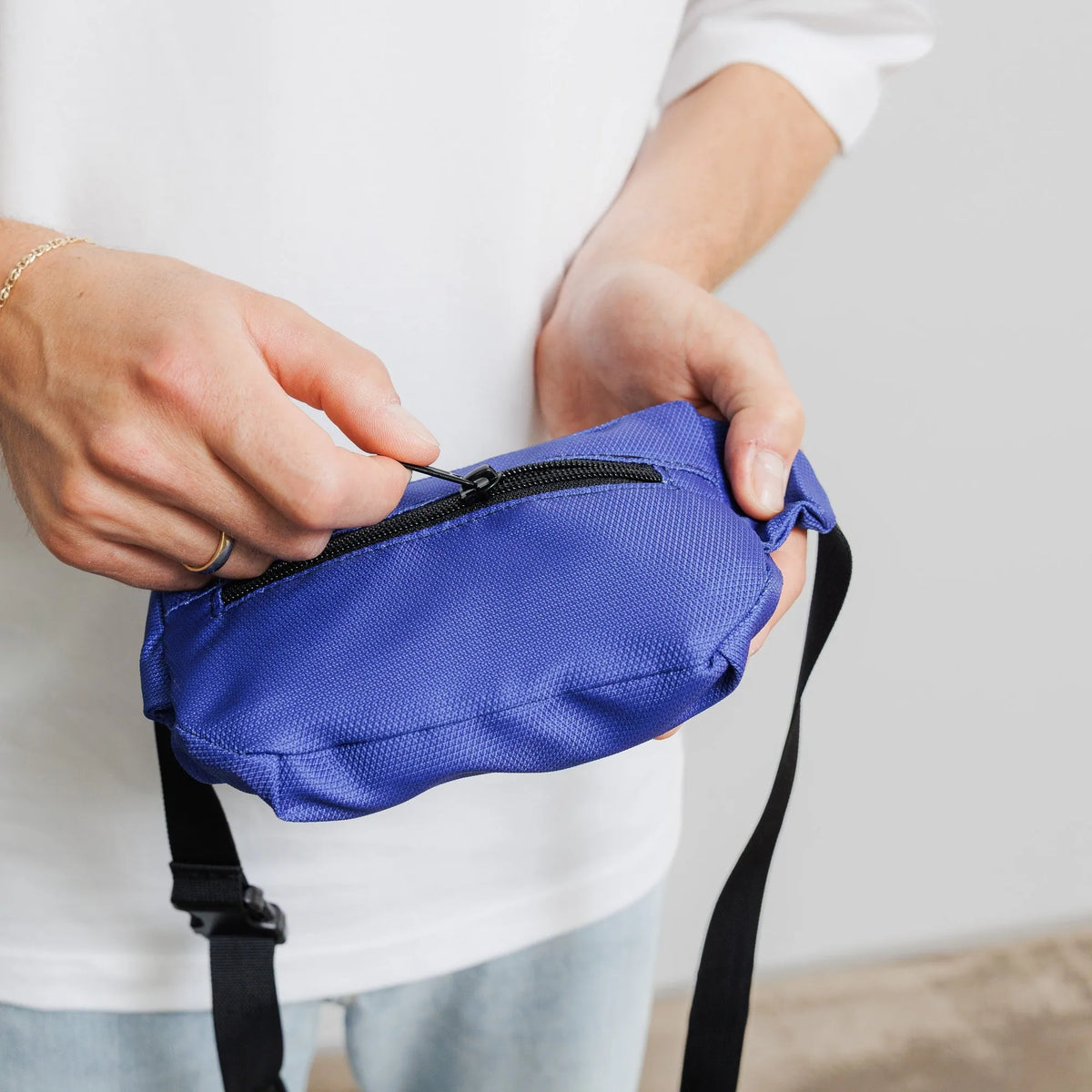 Bauchtasche Medium Eckig Meeresplastik Dunkelblau – Produktdetail Rückfach #farbe_dunkelblau