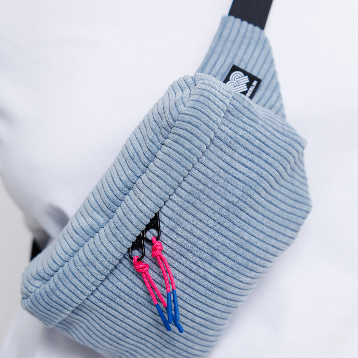 Bauchtasche Klein Eckig Cord Hellblau Mood2 (8) #farbe_Hellblau