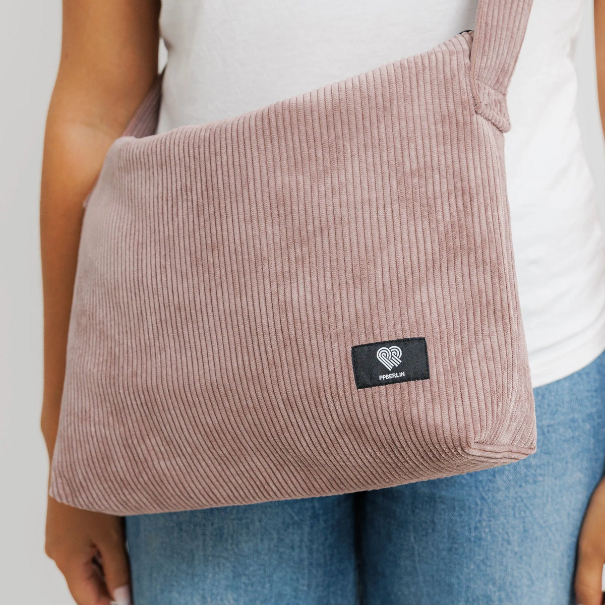 Schultertasche Medium Cord Taupe Detail1 (2) #farbe_Taupe