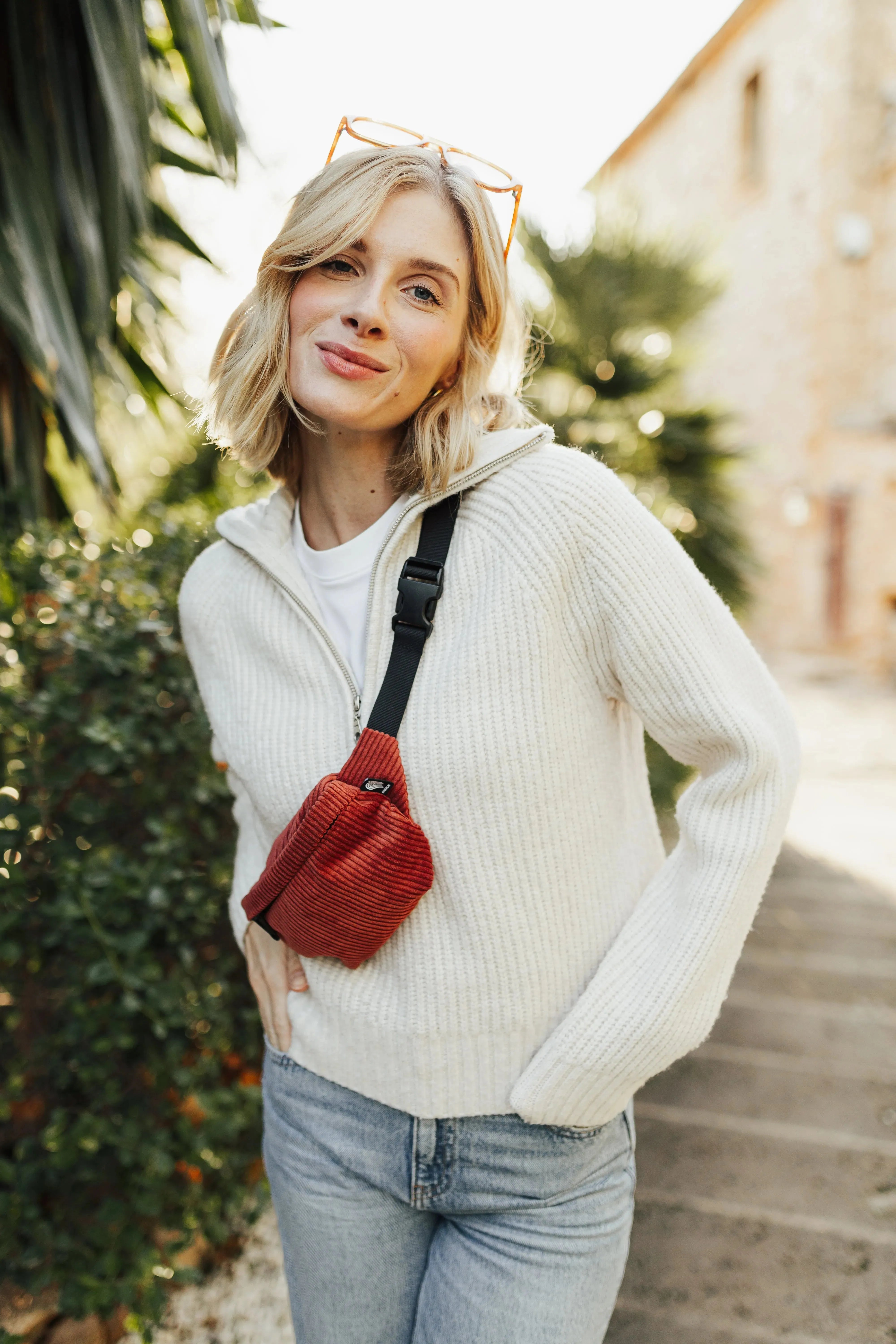 Bauchtasche Eckig klein, Cord Blutorange Tragebild2 (5) #farbe_Blutorange