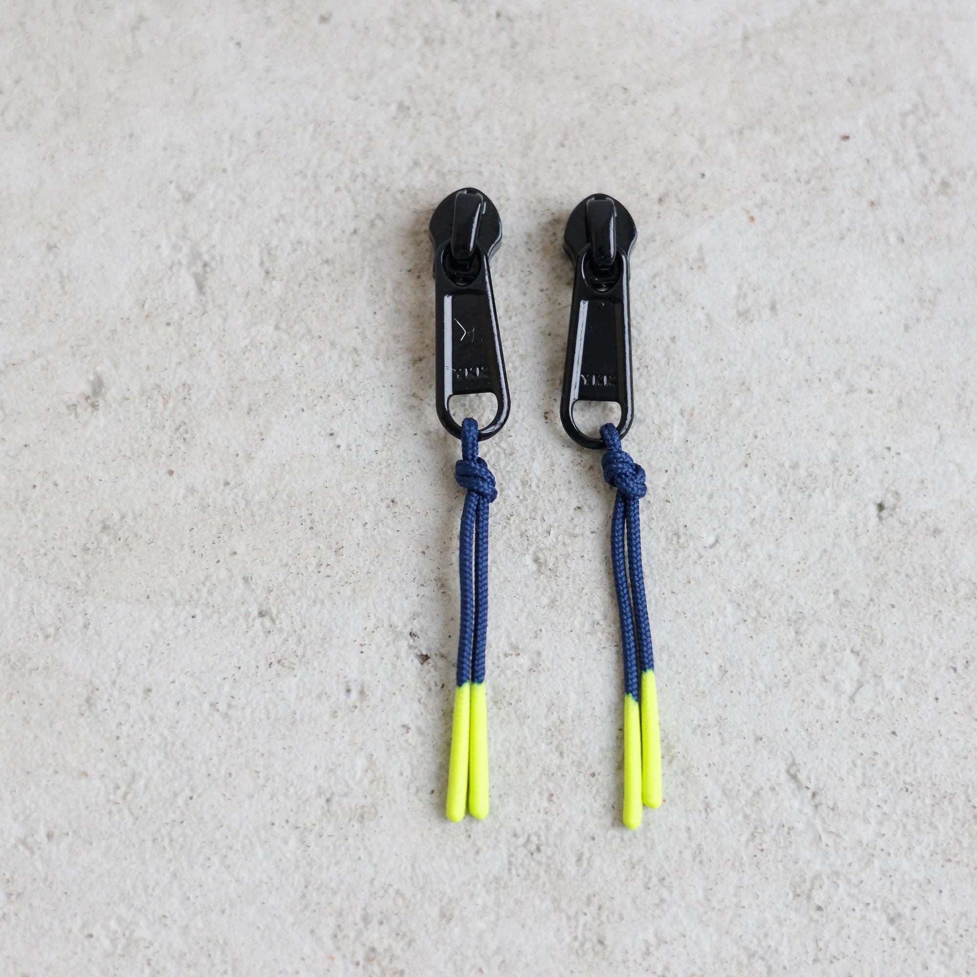Zipper Puller in Navy/Neongelb (2 Stück) Detail (0) #farbe_navy/Neongelb