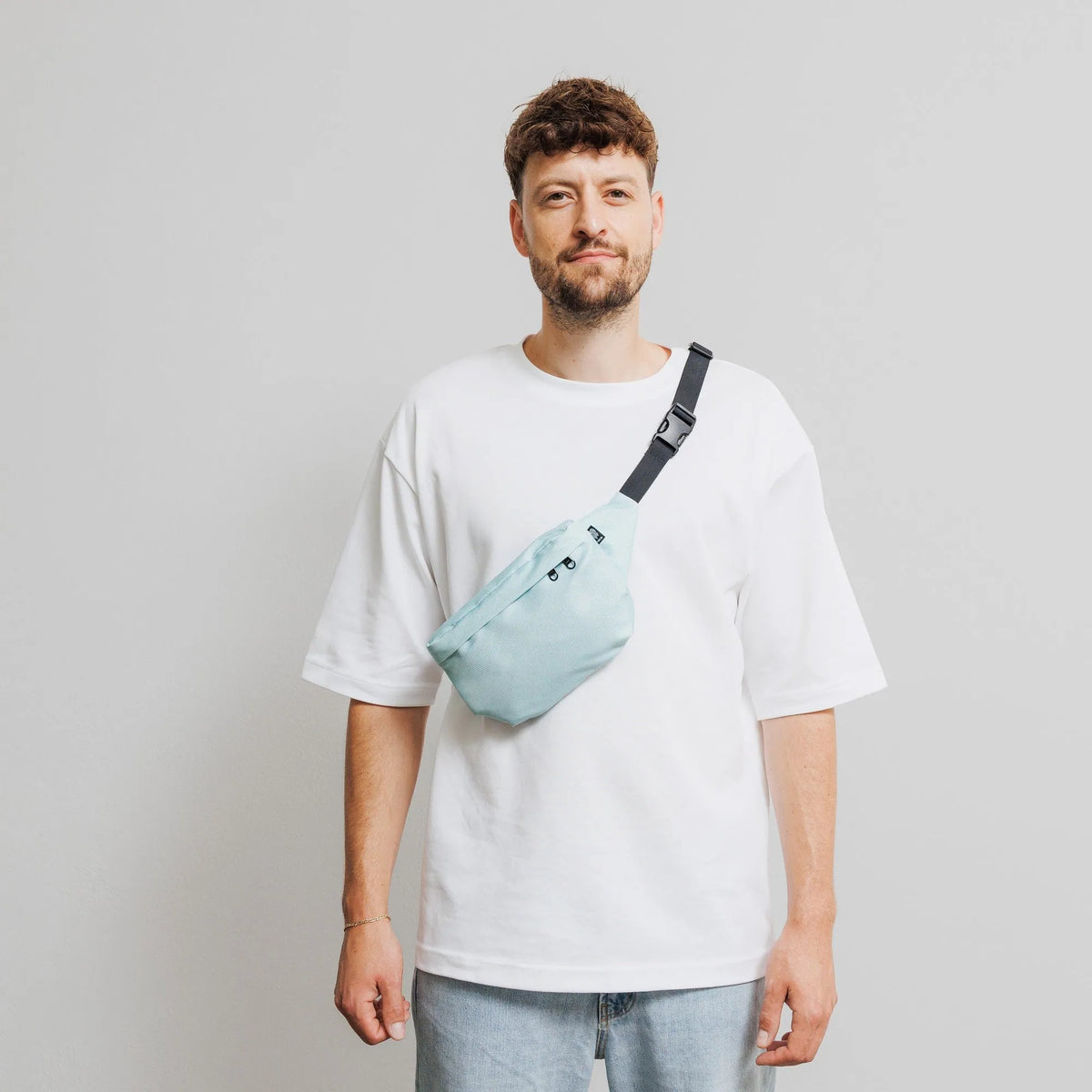 Bauchtasche Medium Eckig Meeresplastik Mint – Modelaufnahme Vorderseite #farbe_mint