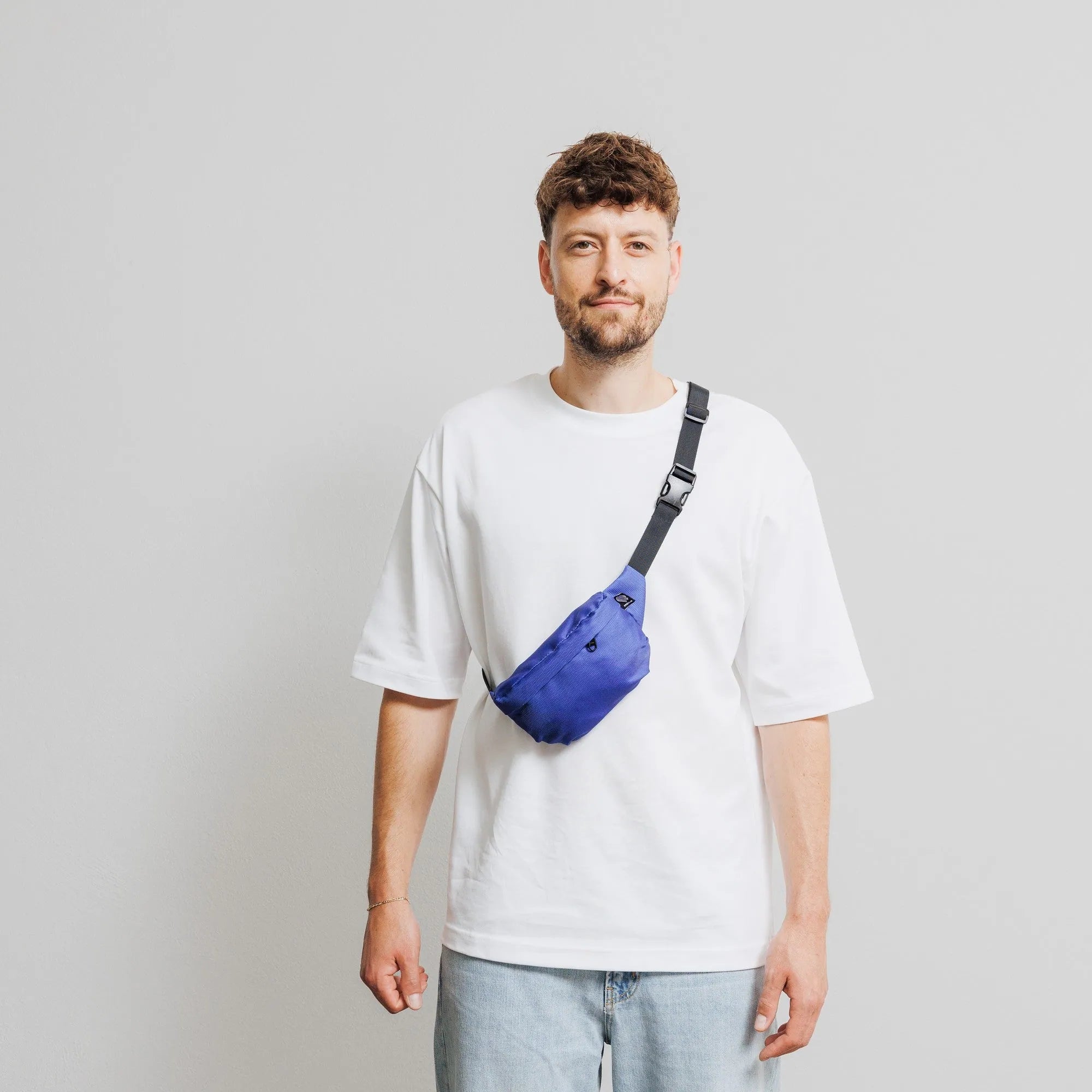 Bauchtasche Klein Eckig Meeresplastik Dunkelblau – Modelaufnahme Vorderseite #farbe_dunkelblau