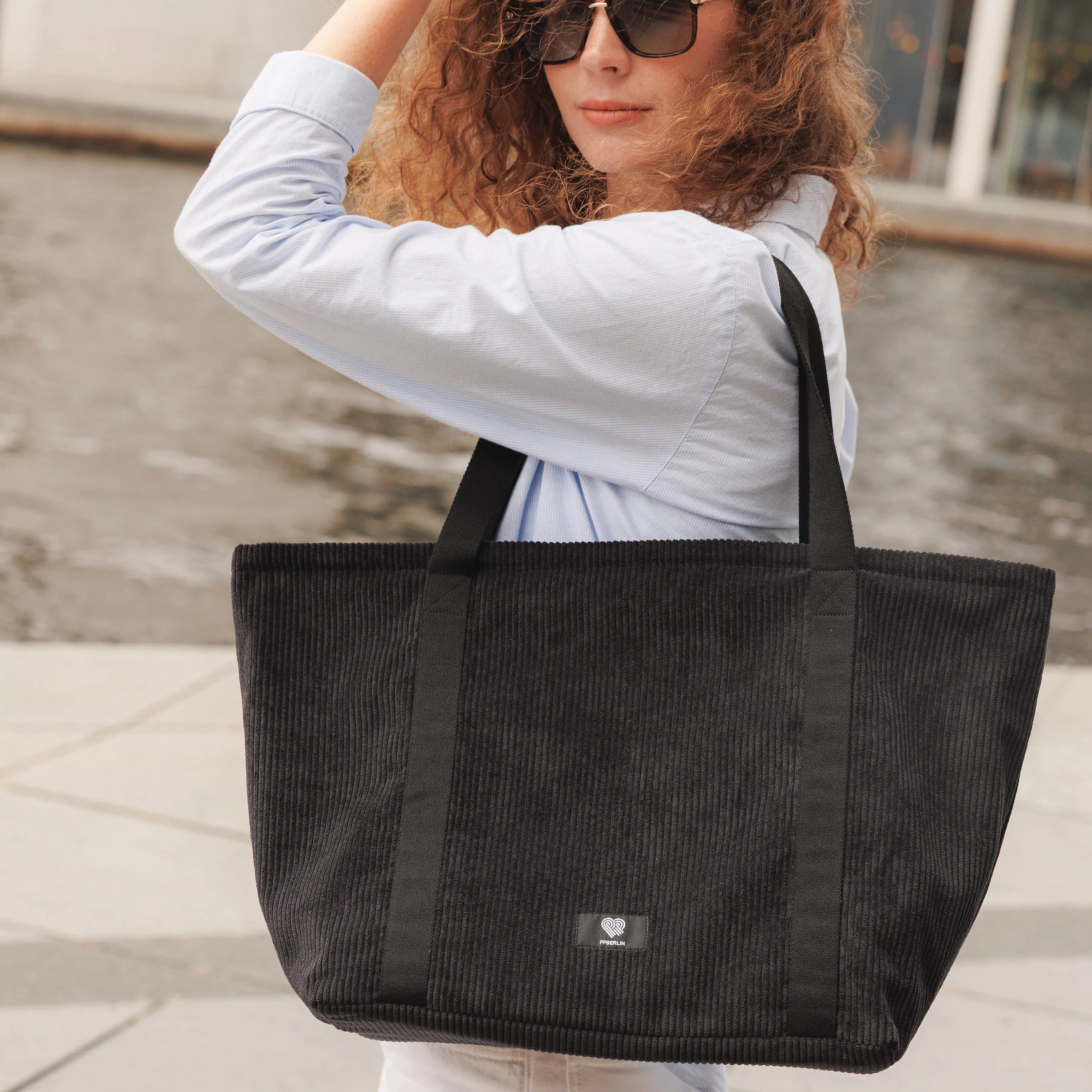 Weekender Medium Cord Schwarz Tragebild2 (9) #farbe_Schwarz