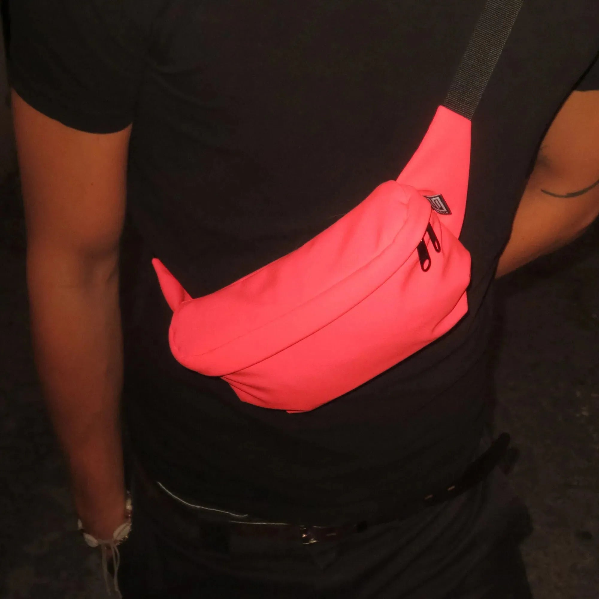 Bauchtasche eckig, Softshell Neonpink Tragebild1 (5) #farbe_Neonpink
