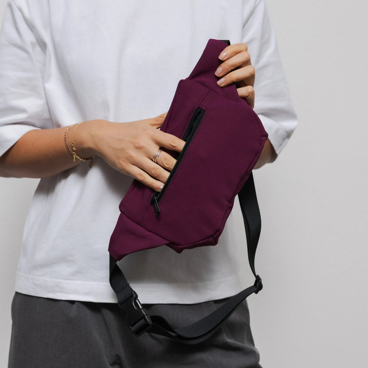 Bauchtasche eckig, Softshell Weinrot Detail3 (6) #farbe_weinrot