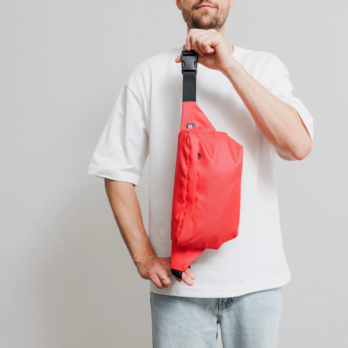 Bauchtasche Groß Eckig Meeresplastik Rot – Modelaufnahme Größenwirkung #farbe_rot
