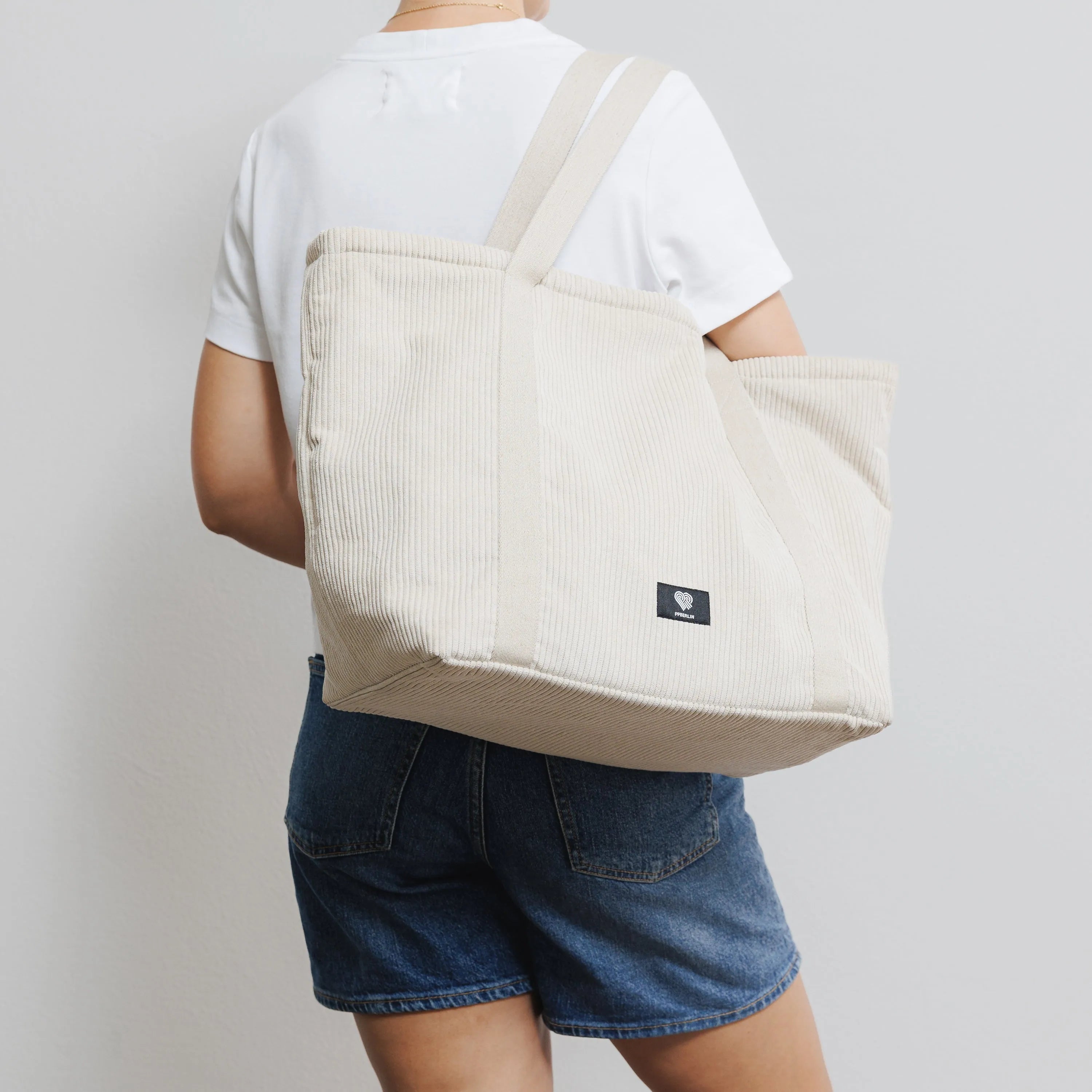 Weekender Medium Cord Beige Model2 (7) #farbe_Beige