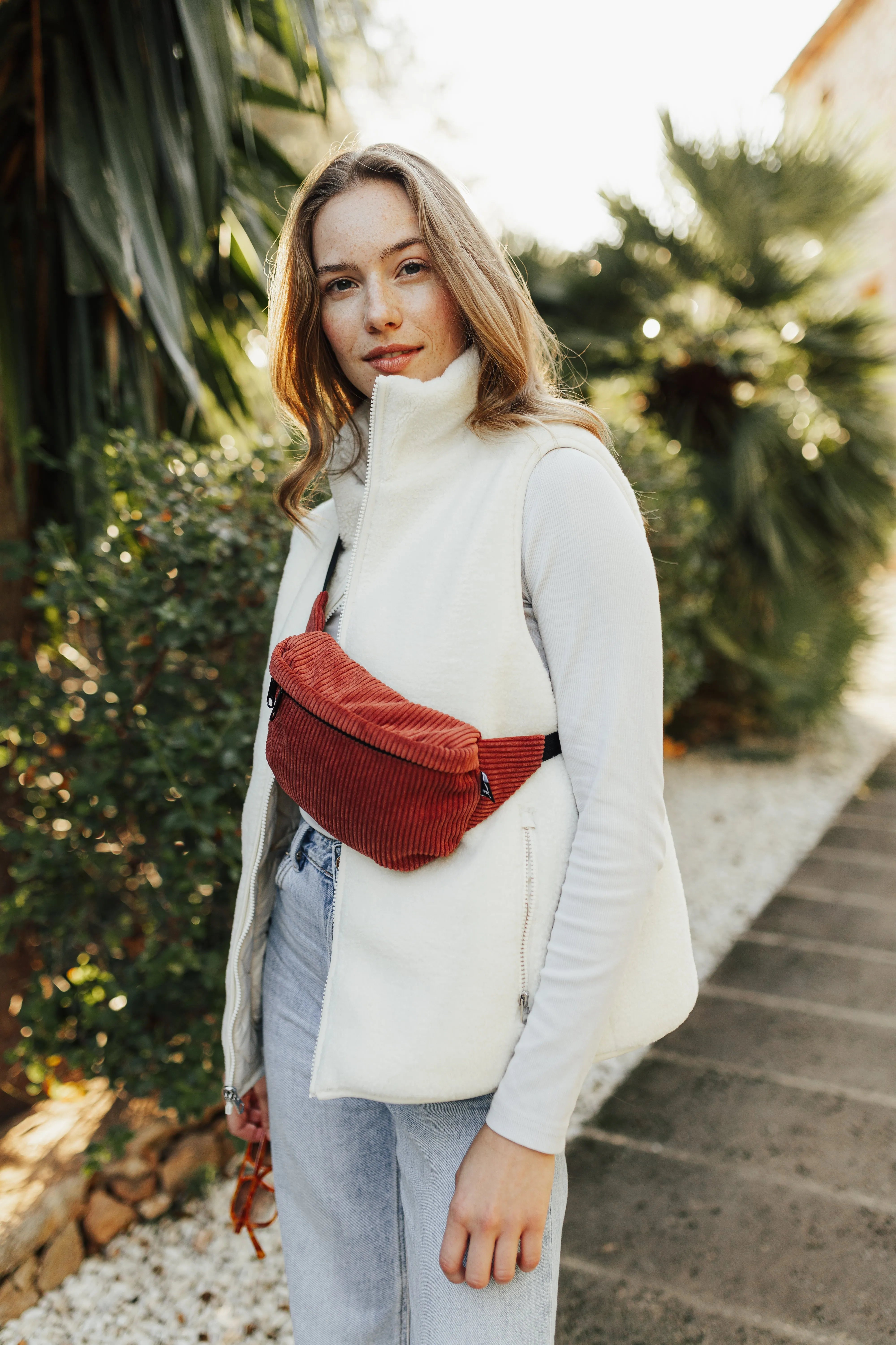 Bauchtasche eckig, Cord Blutorange Tragebild1 (2) #farbe_blutorange