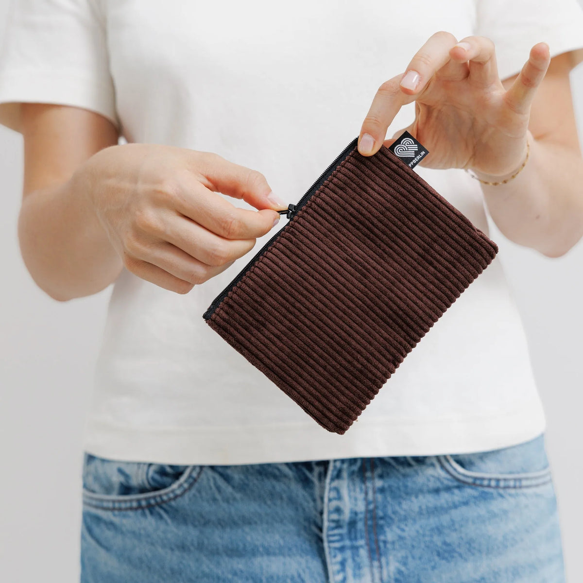 Etui Medium Cord Dunkelbraun Detail3 (4) #farbe_Dunkelbraun