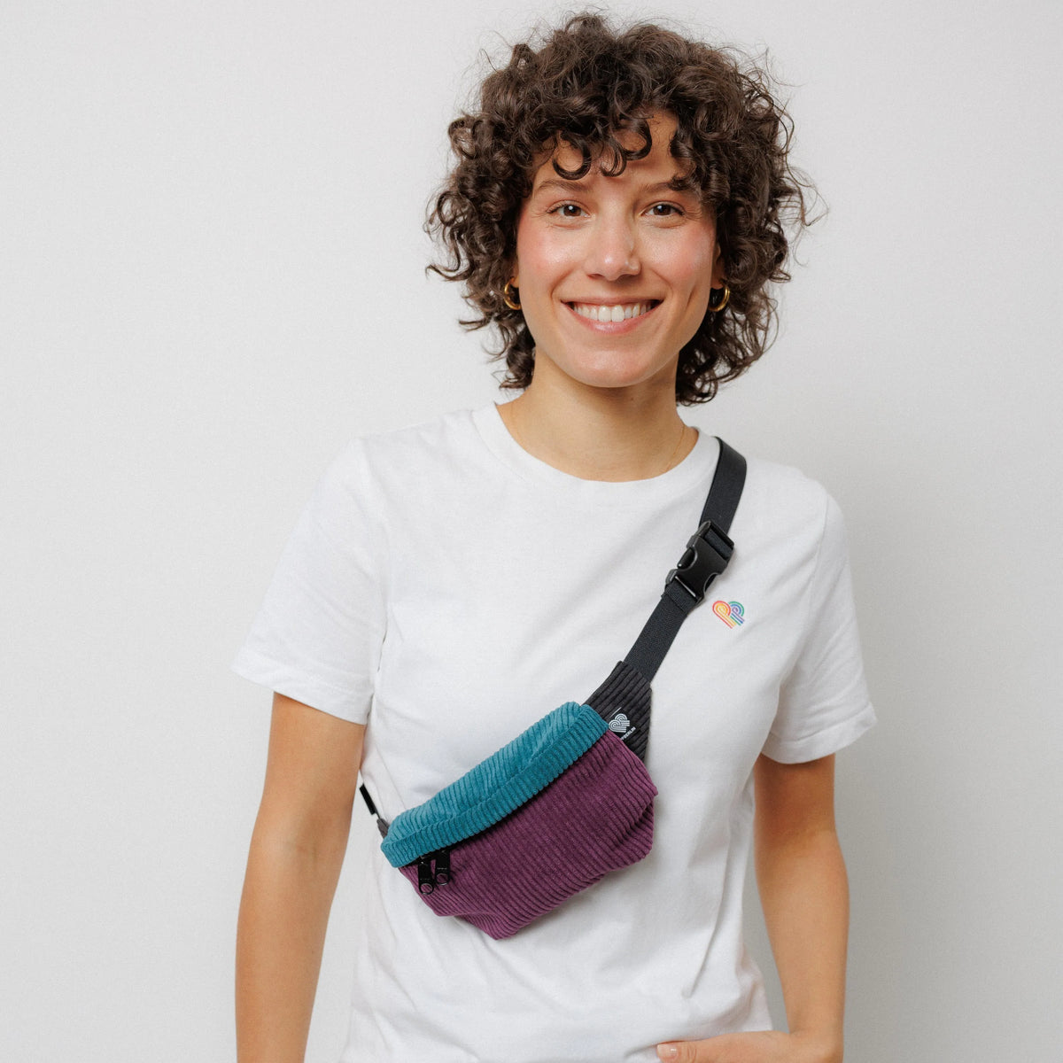 Bauchtasche Klein Eckig Cord Farbtrio Aubergine / Petrol / Schwarz Mood1 (5) #farbe_Aubergine / Petrol / Schwarz