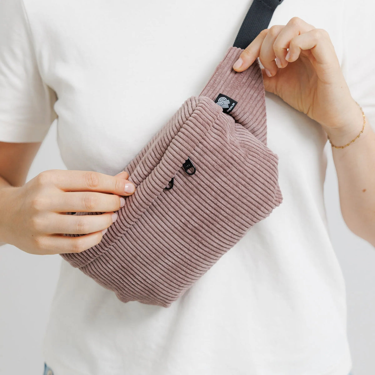 Bauchtasche Medium Eckig Cord Taupe Model3 (11) #farbe_Taupe